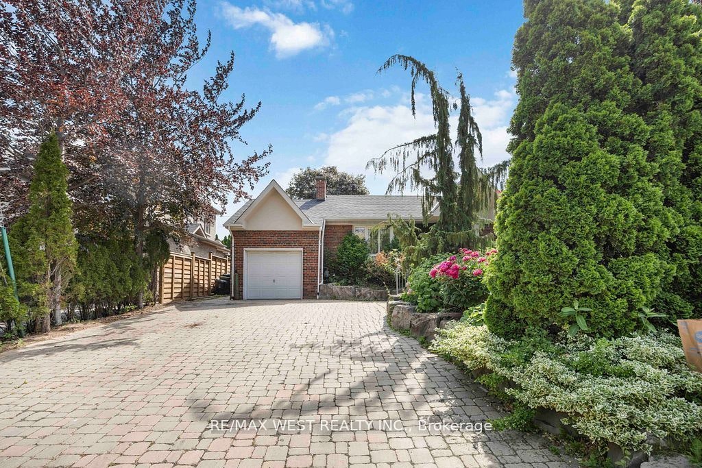 11 Duval Drive, Toronto, ON, M6L 2J9 - 3