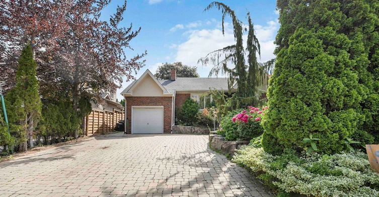 11 Duval Drive, Toronto, ON, M6L 2J9 - 3