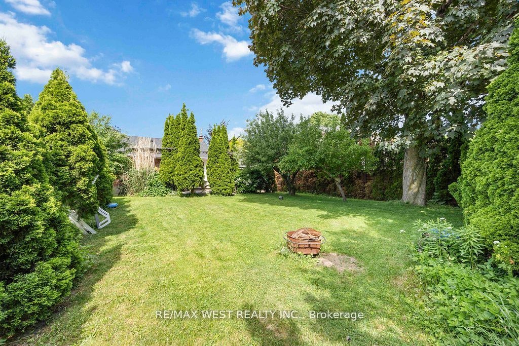 11 Duval Drive, Toronto, ON, M6L 2J9 - 23
