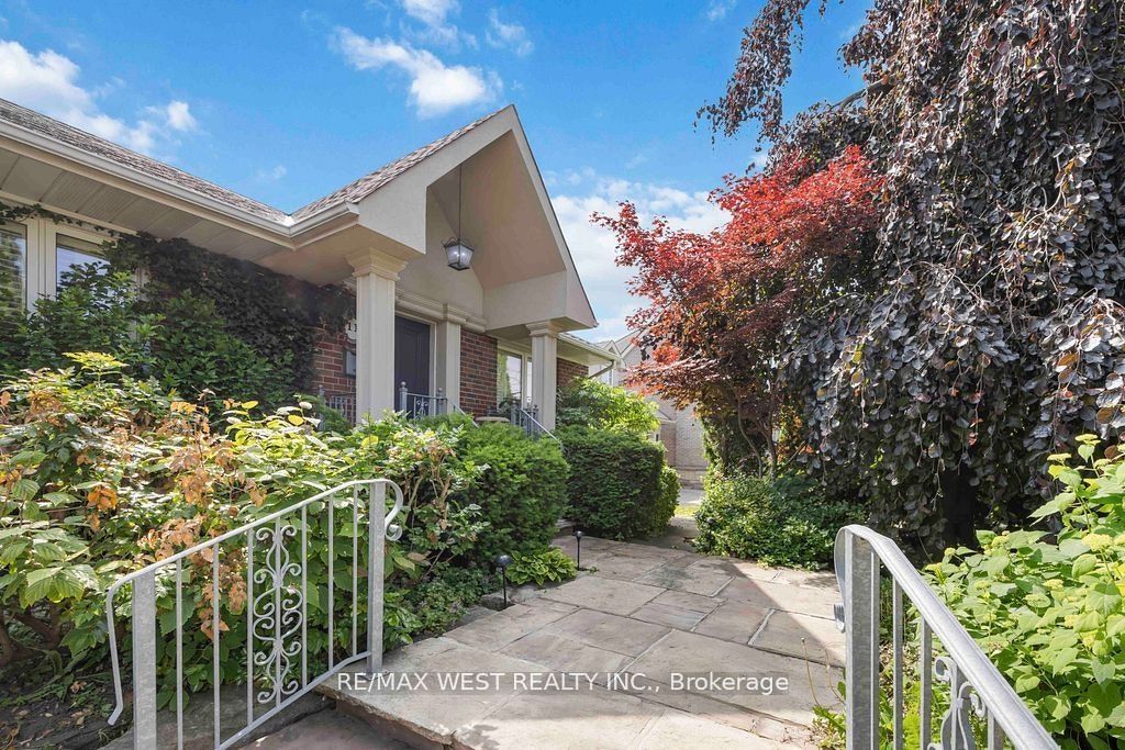 11 Duval Drive, Toronto, ON, M6L 2J9 - 4