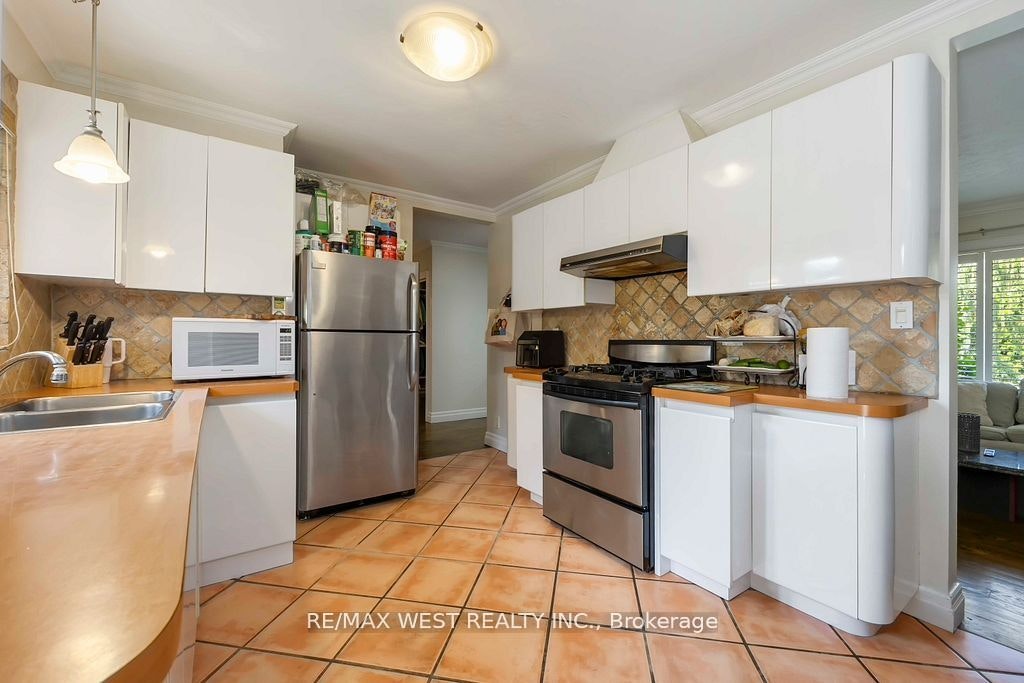 11 Duval Drive, Toronto, ON, M6L 2J9 - 12