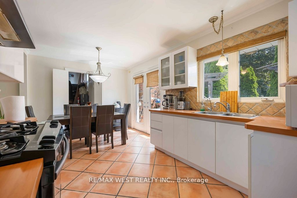 11 Duval Drive, Toronto, ON, M6L 2J9 - 11