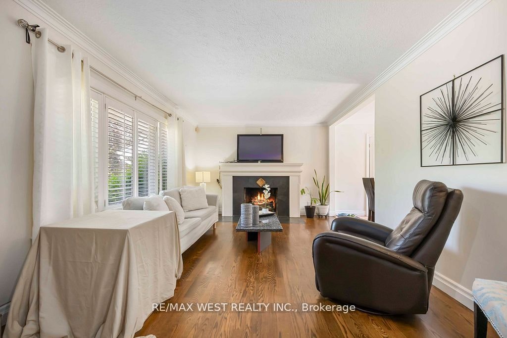 11 Duval Drive, Toronto, ON, M6L 2J9 - 8