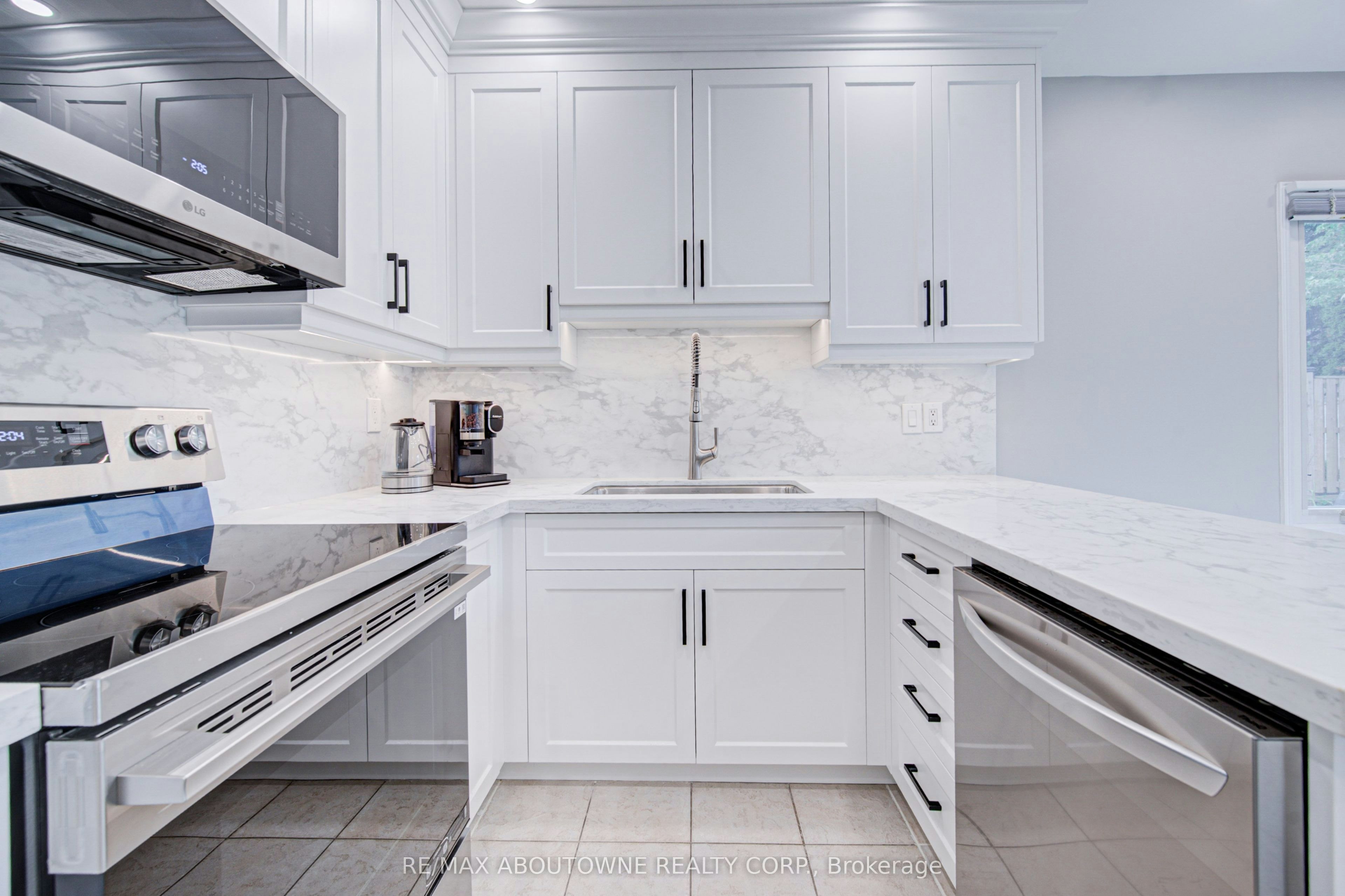 426 Parklane Road, Oakville, ON, L6H 4J5 - 9