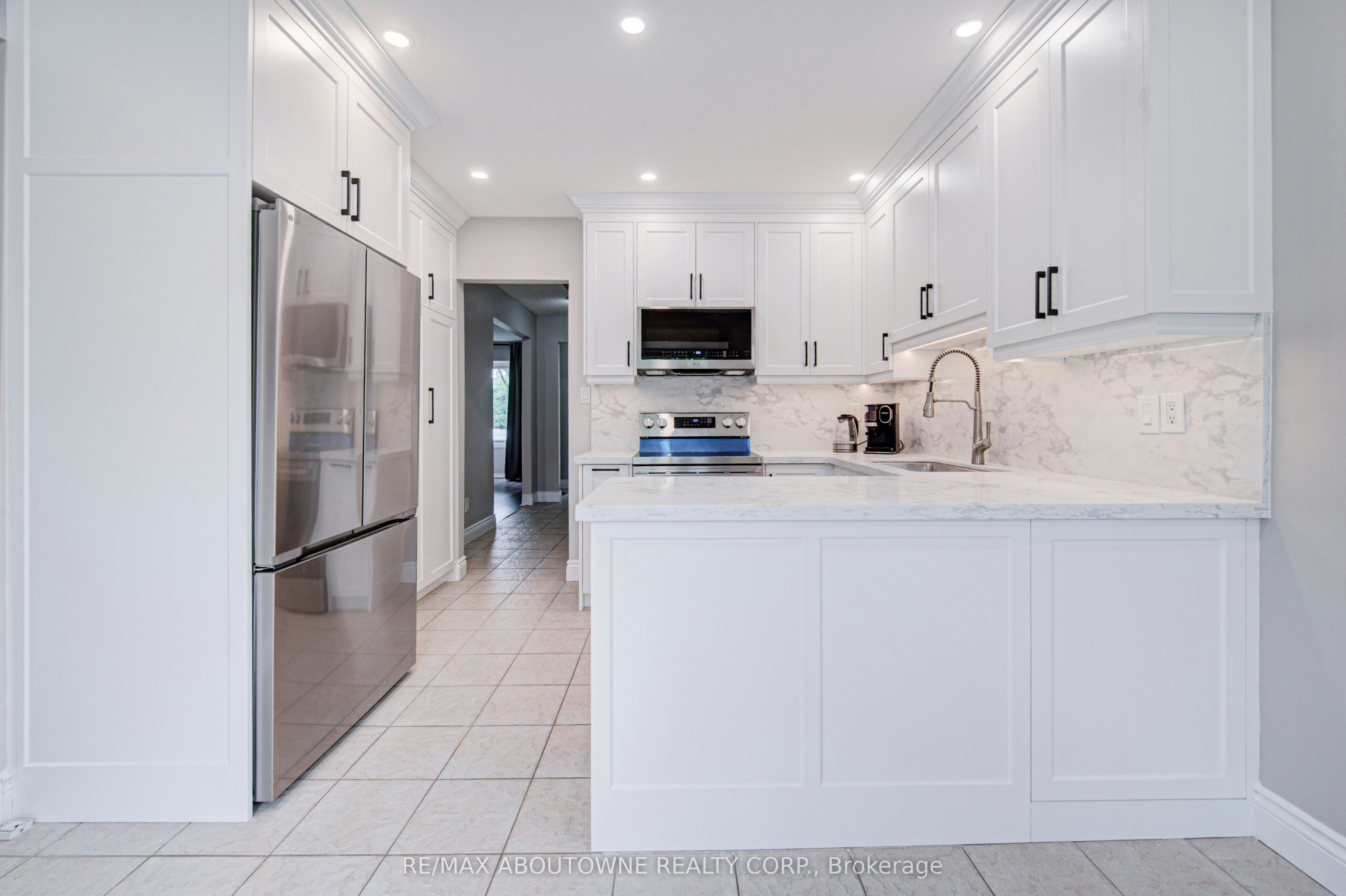 426 Parklane Road, Oakville, ON, L6H 4J5 - 7