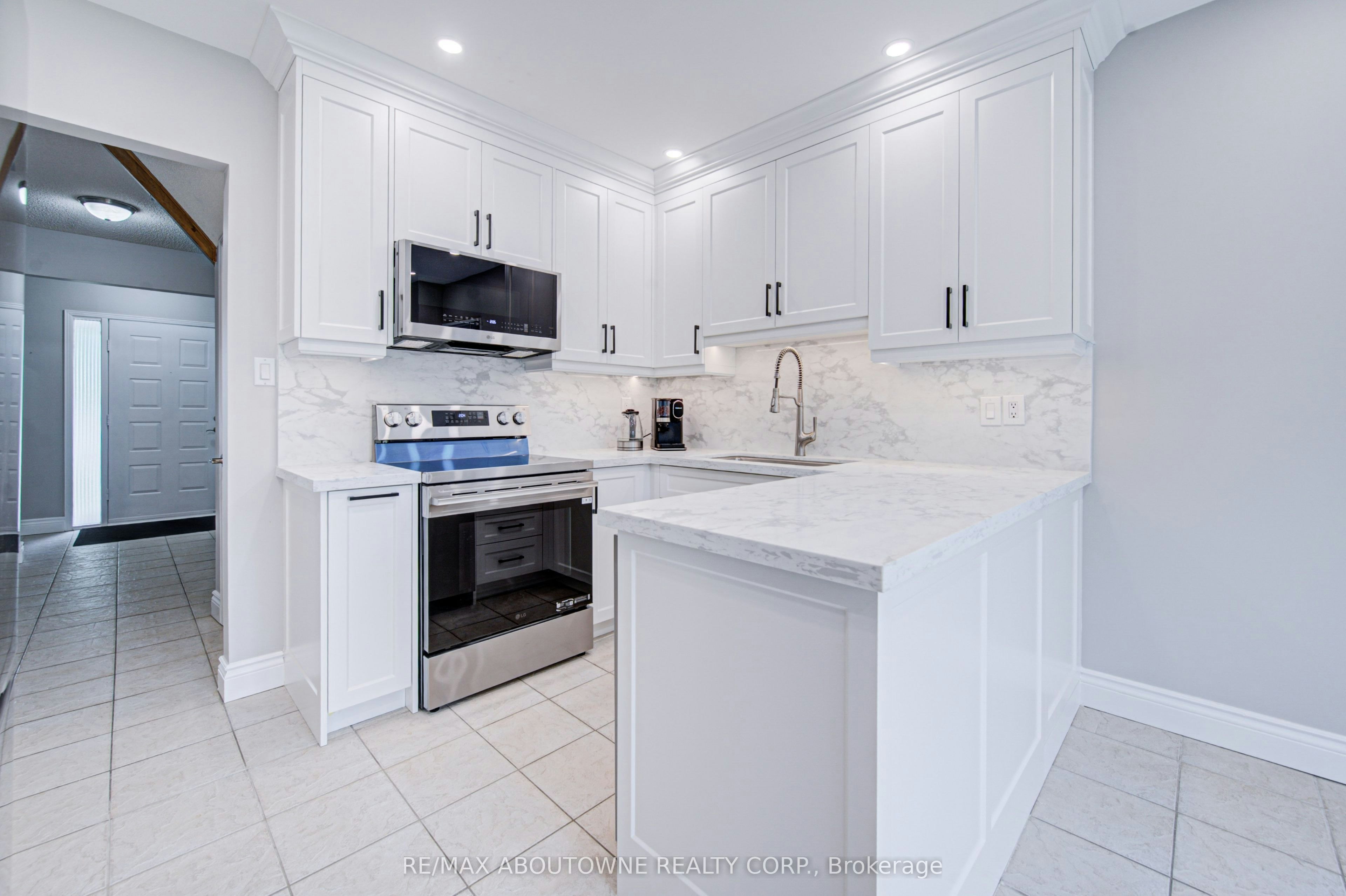 426 Parklane Road, Oakville, ON, L6H 4J5 - 8