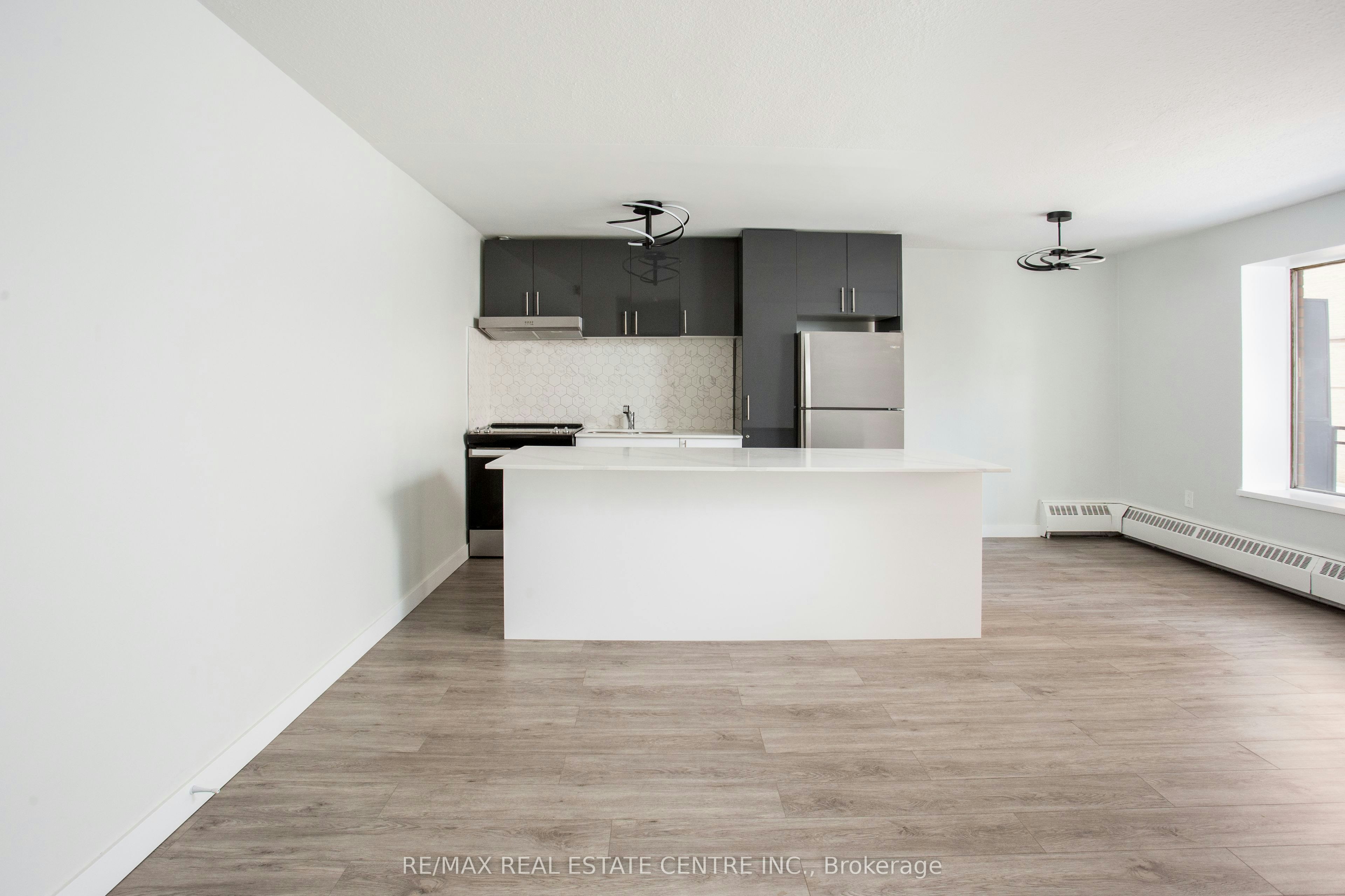 103-371 Lakeshore Road W, Mississauga, ON, L5H 1H4 - 4
