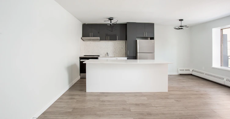 103-371 Lakeshore Road W, Mississauga, ON, L5H 1H4 - 4