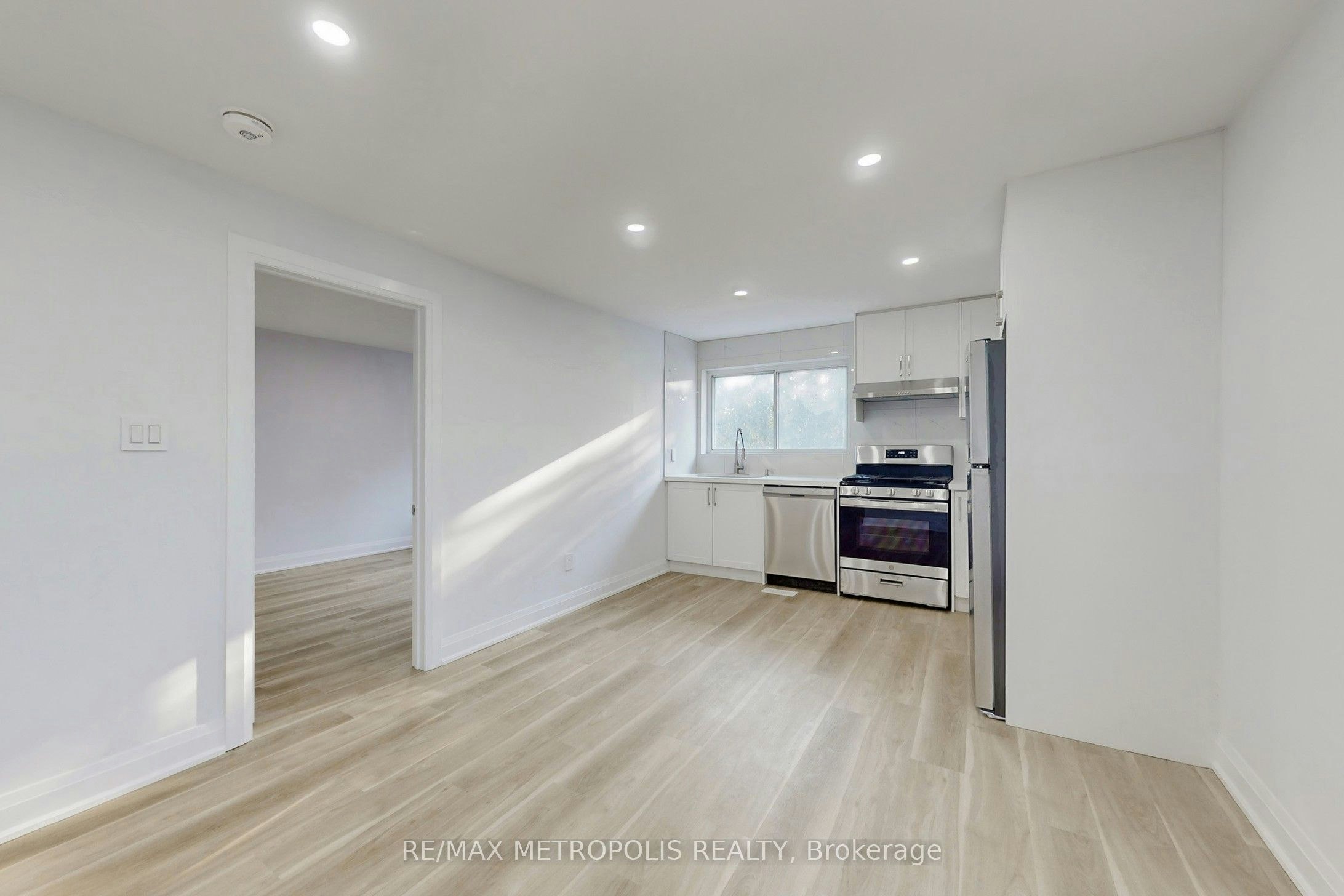 Upper-85 Primula Crescent, Toronto, ON, M9L 1J9 - 4