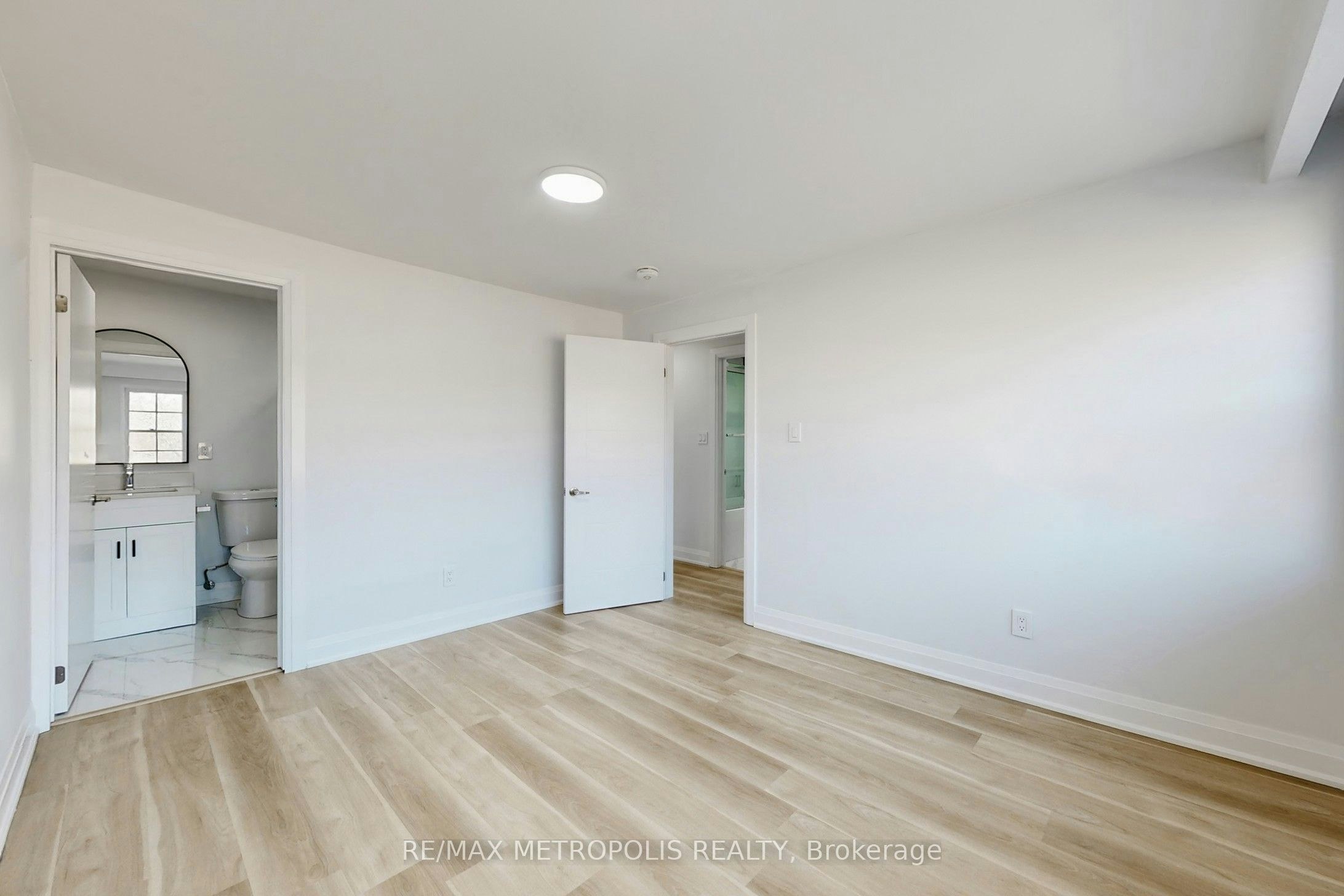 Upper-85 Primula Crescent, Toronto, ON, M9L 1J9 - 16