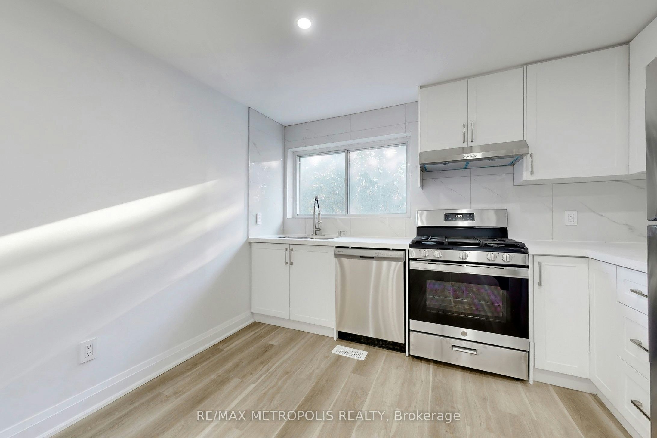 Upper-85 Primula Crescent, Toronto, ON, M9L 1J9 - 6
