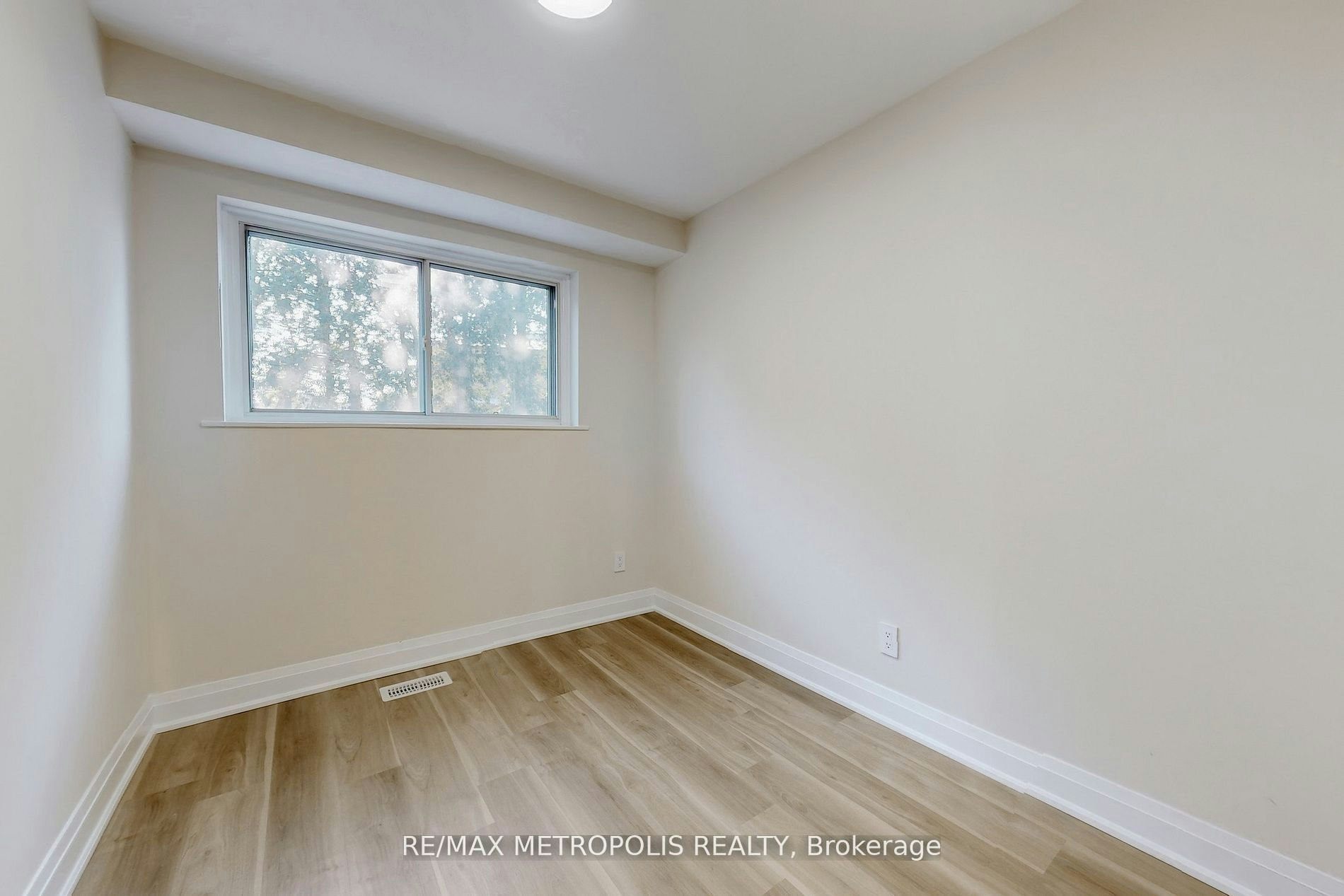 Upper-85 Primula Crescent, Toronto, ON, M9L 1J9 - 5