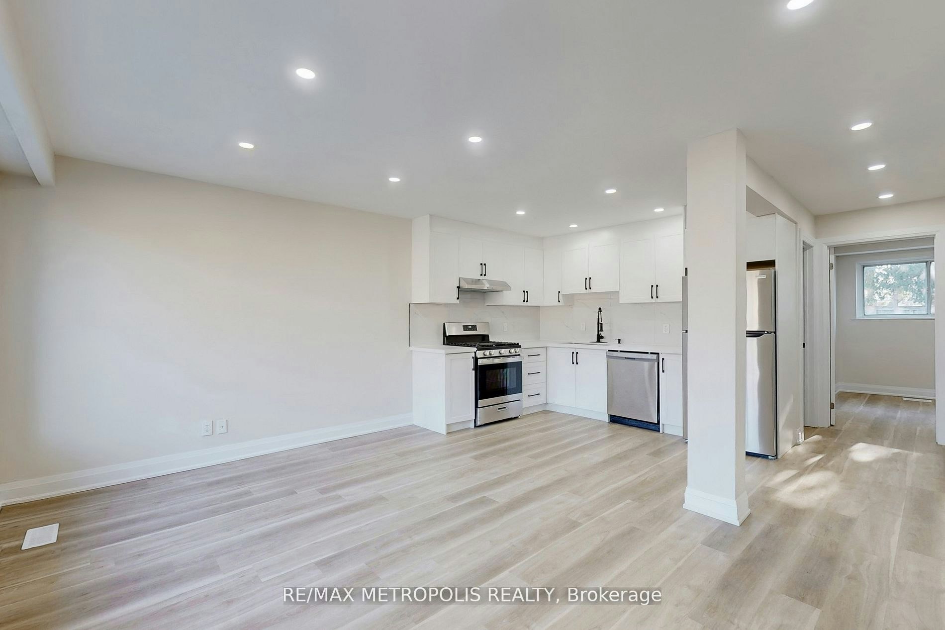 Upper-85 Primula Crescent, Toronto, ON, M9L 1J9 - 4