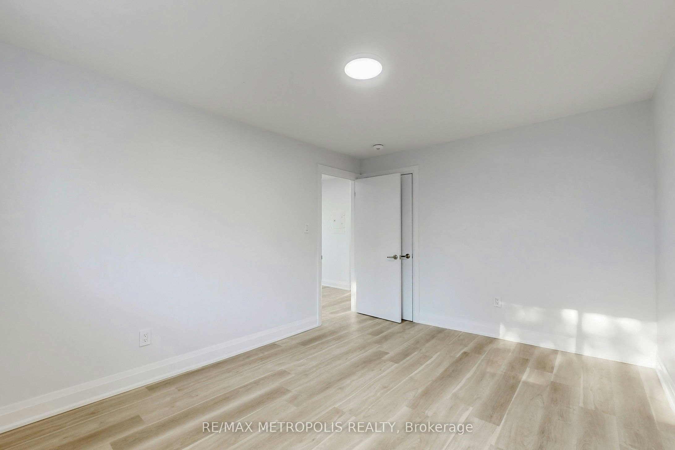 Upper-85 Primula Crescent, Toronto, ON, M9L 1J9 - 8