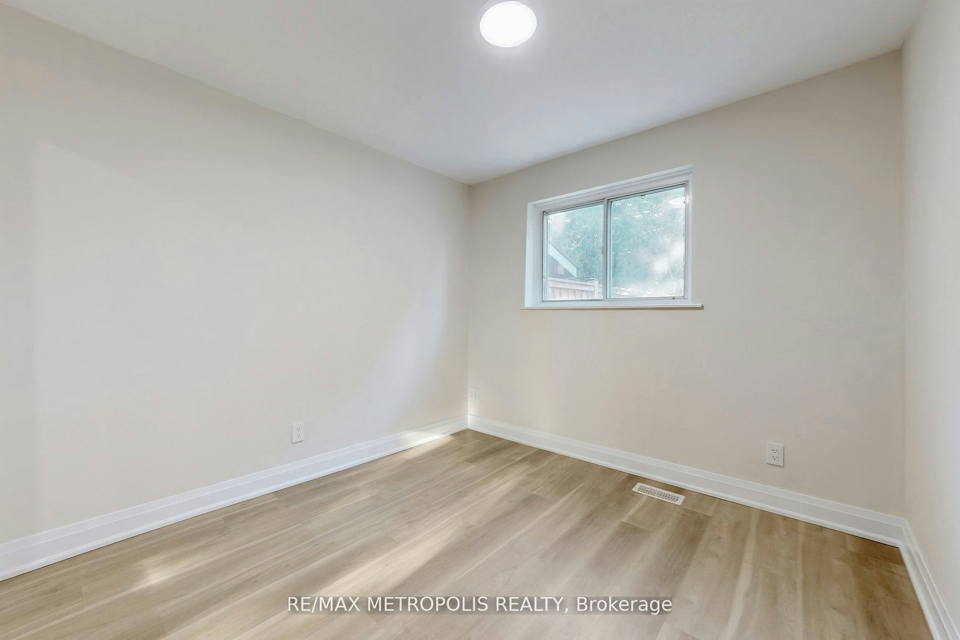 Upper-85 Primula Crescent, Toronto, ON, M9L 1J9 - 2