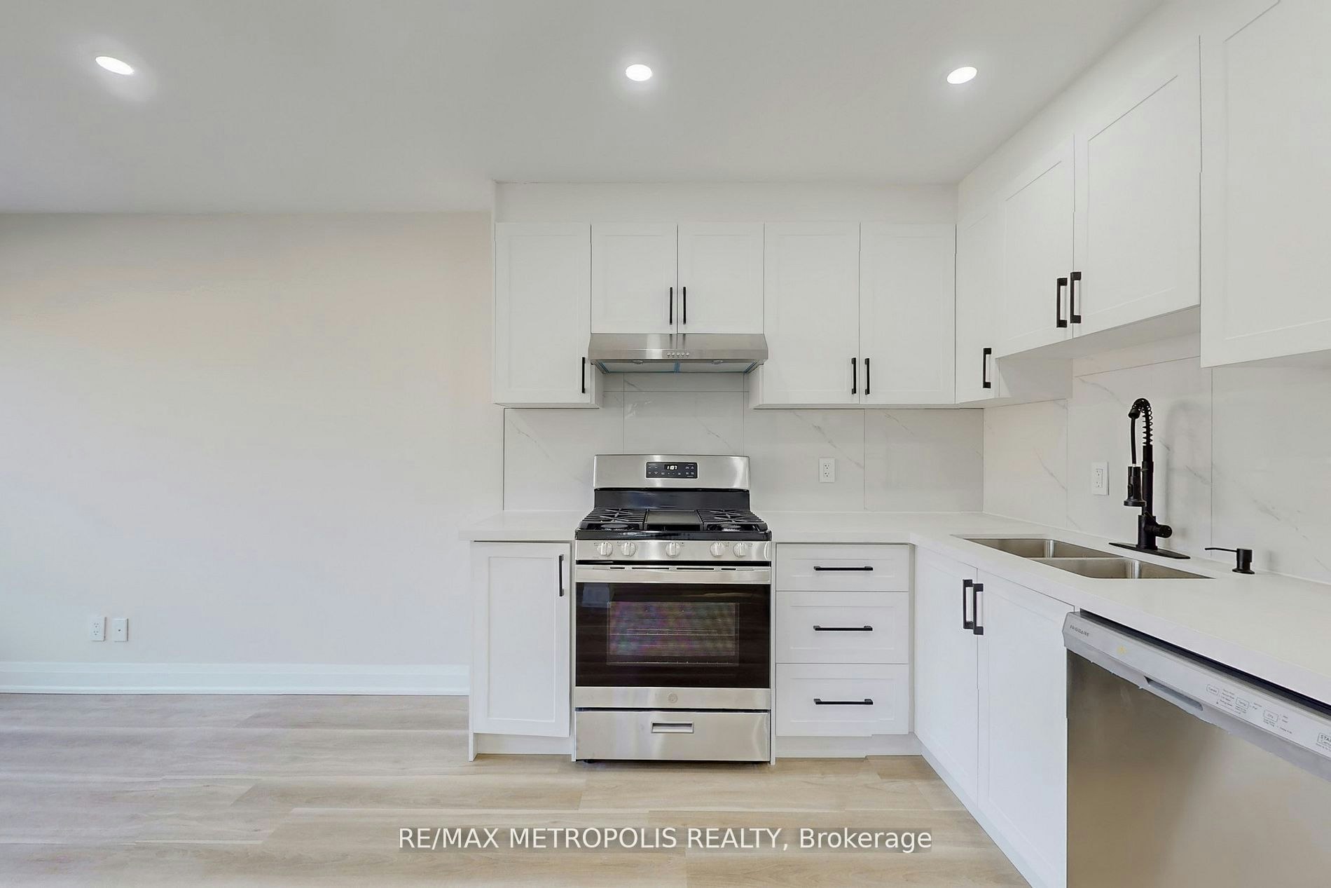 Upper-85 Primula Crescent, Toronto, ON, M9L 1J9 - 14