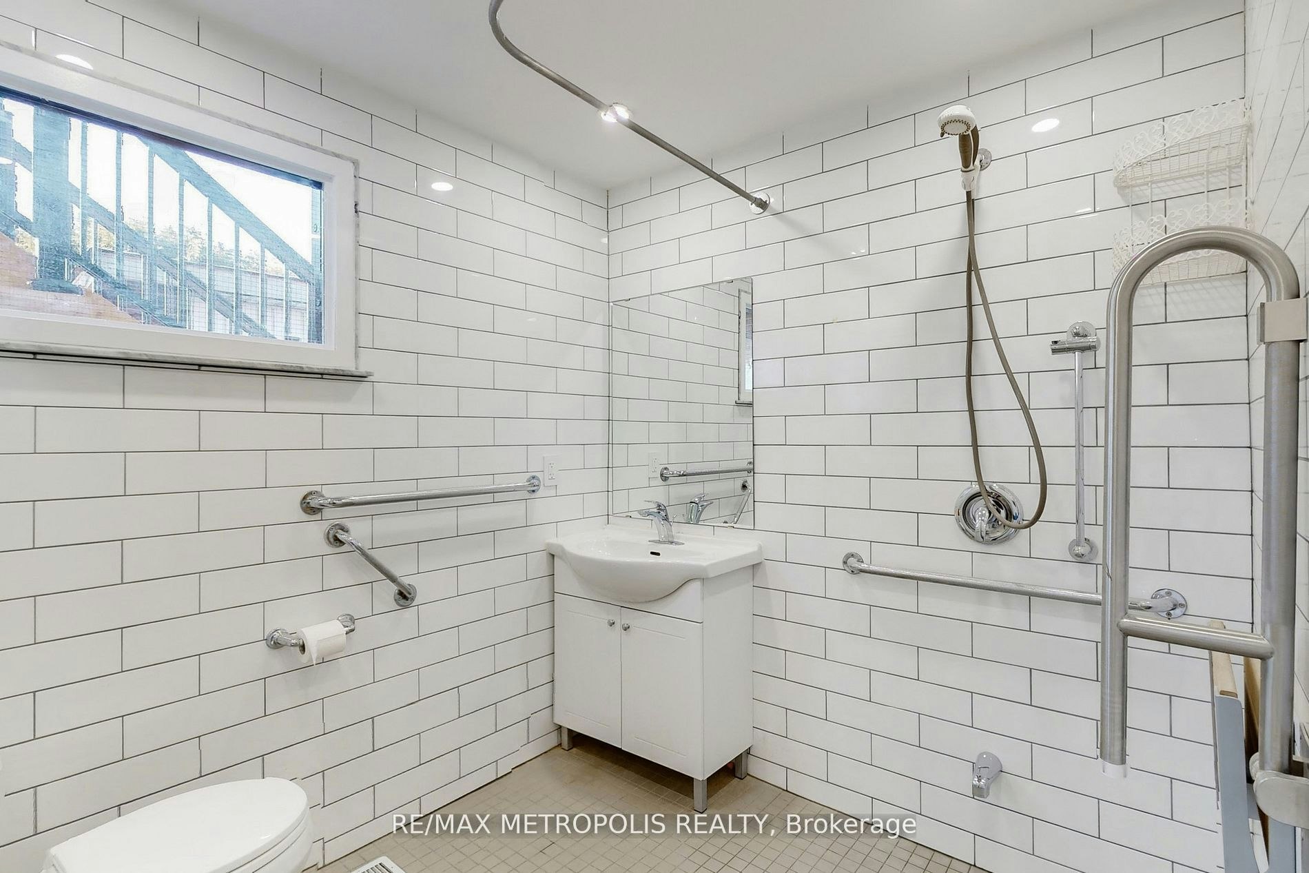 Upper-85 Primula Crescent, Toronto, ON, M9L 1J9 - 9