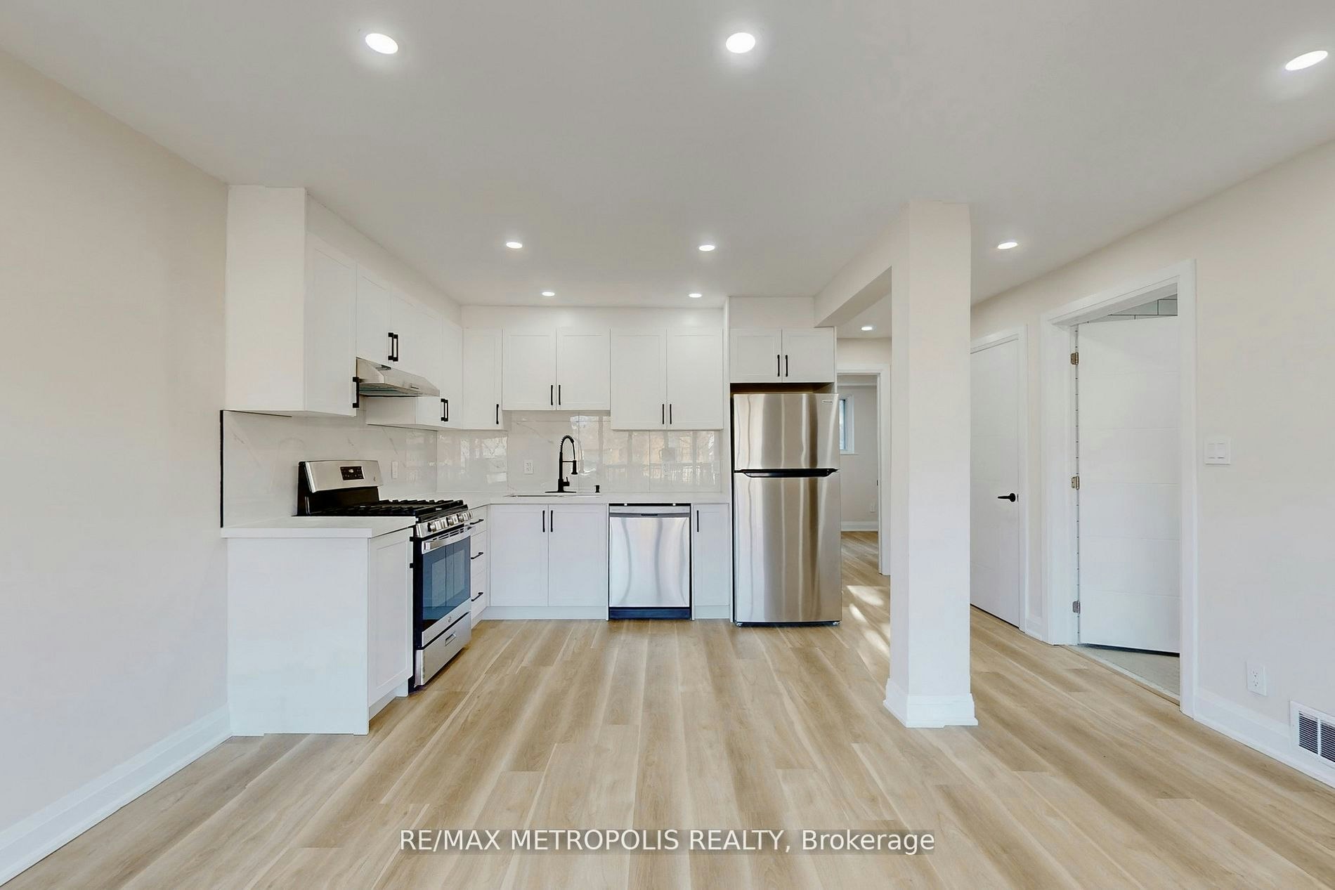 Upper-85 Primula Crescent, Toronto, ON, M9L 1J9 - 15