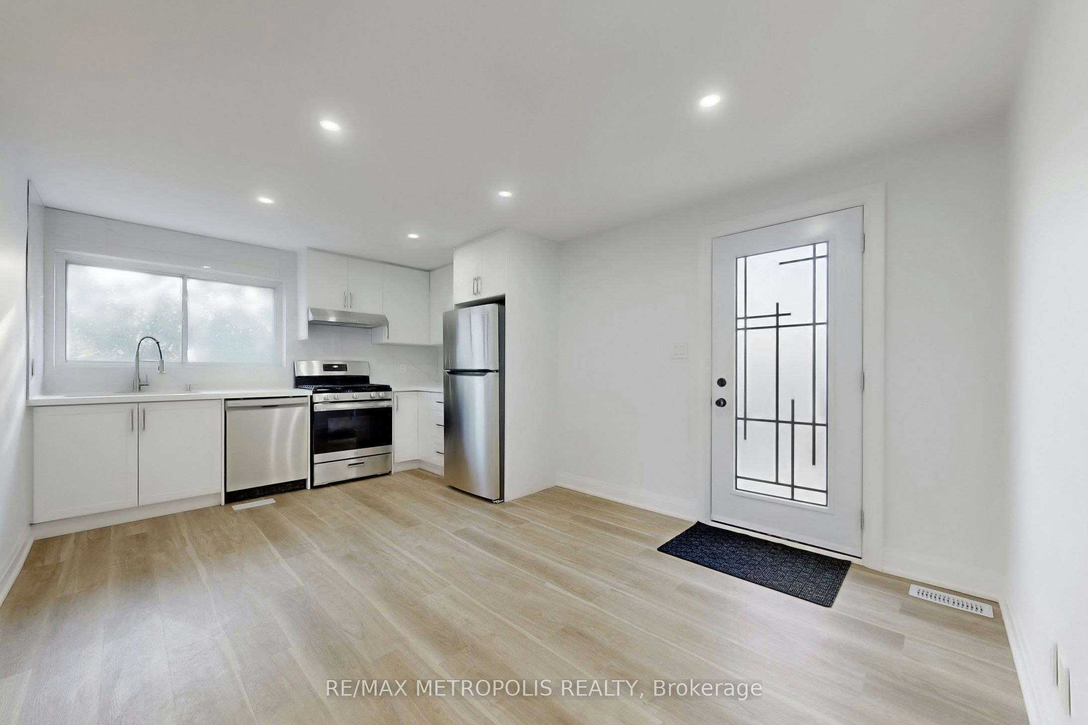 Upper-85 Primula Crescent, Toronto, ON, M9L 1J9 - 2