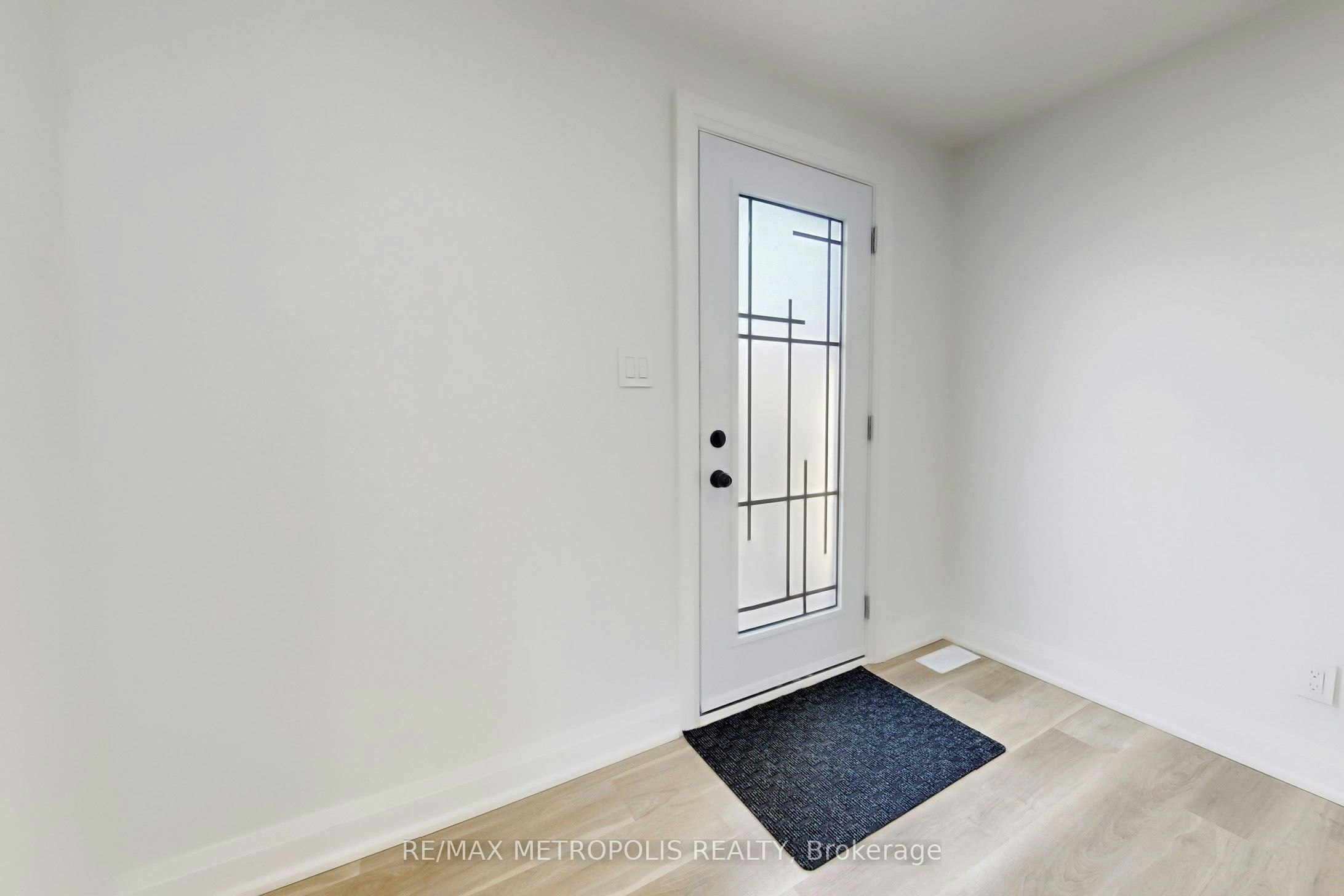 Upper-85 Primula Crescent, Toronto, ON, M9L 1J9 - 3