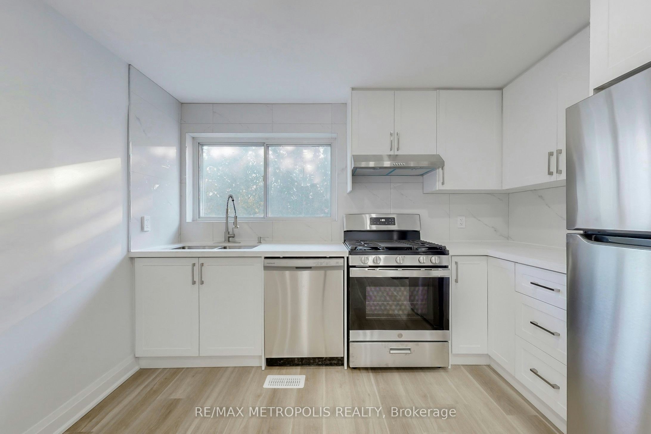 Upper-85 Primula Crescent, Toronto, ON, M9L 1J9 - 5