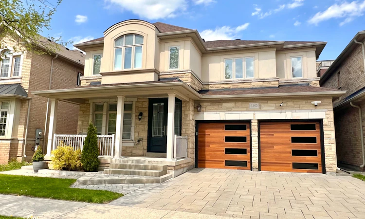 3252 Larry Crescent