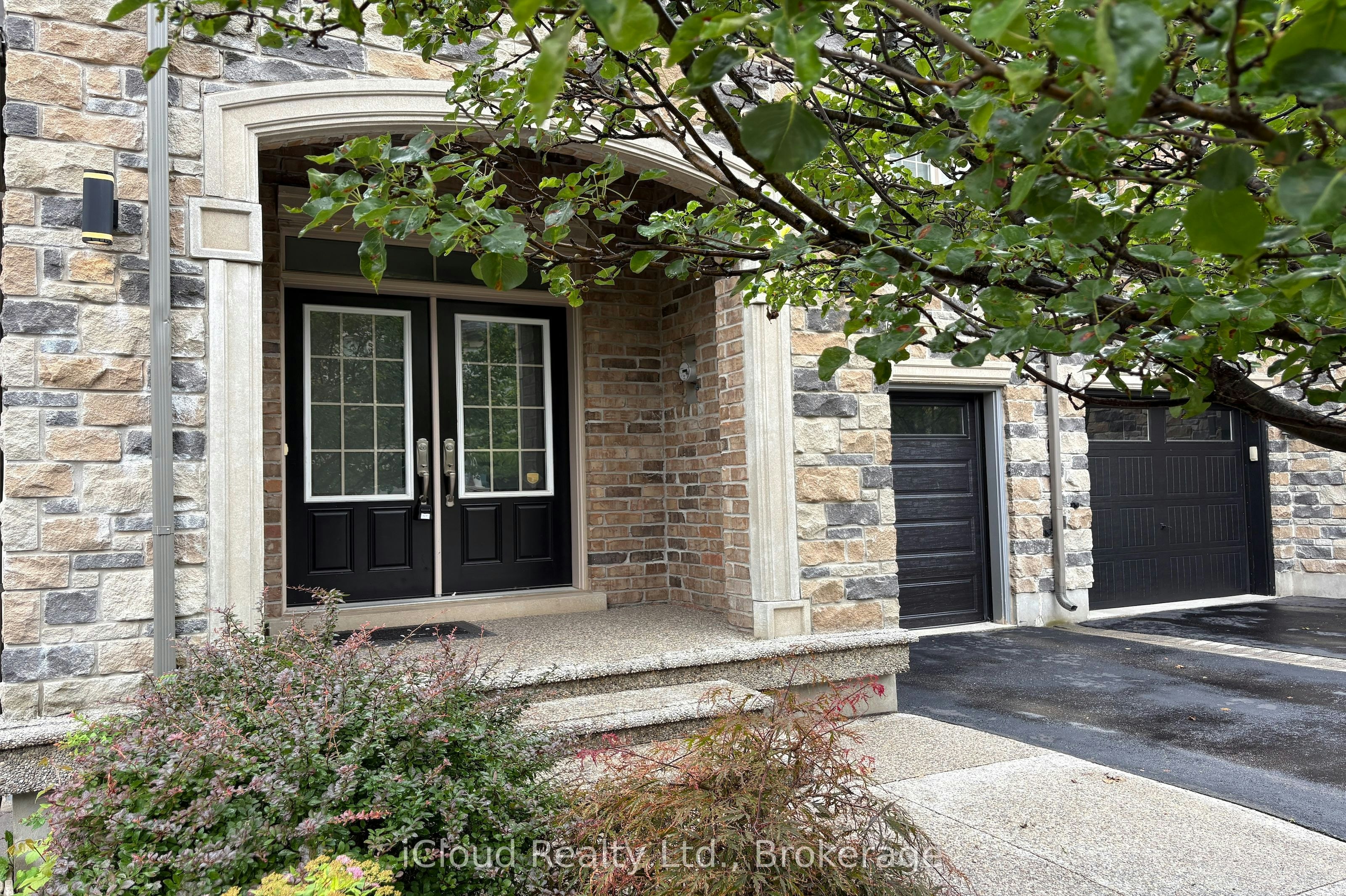 2466 Village Common, Oakville, ON, L6M 0S2 - 2