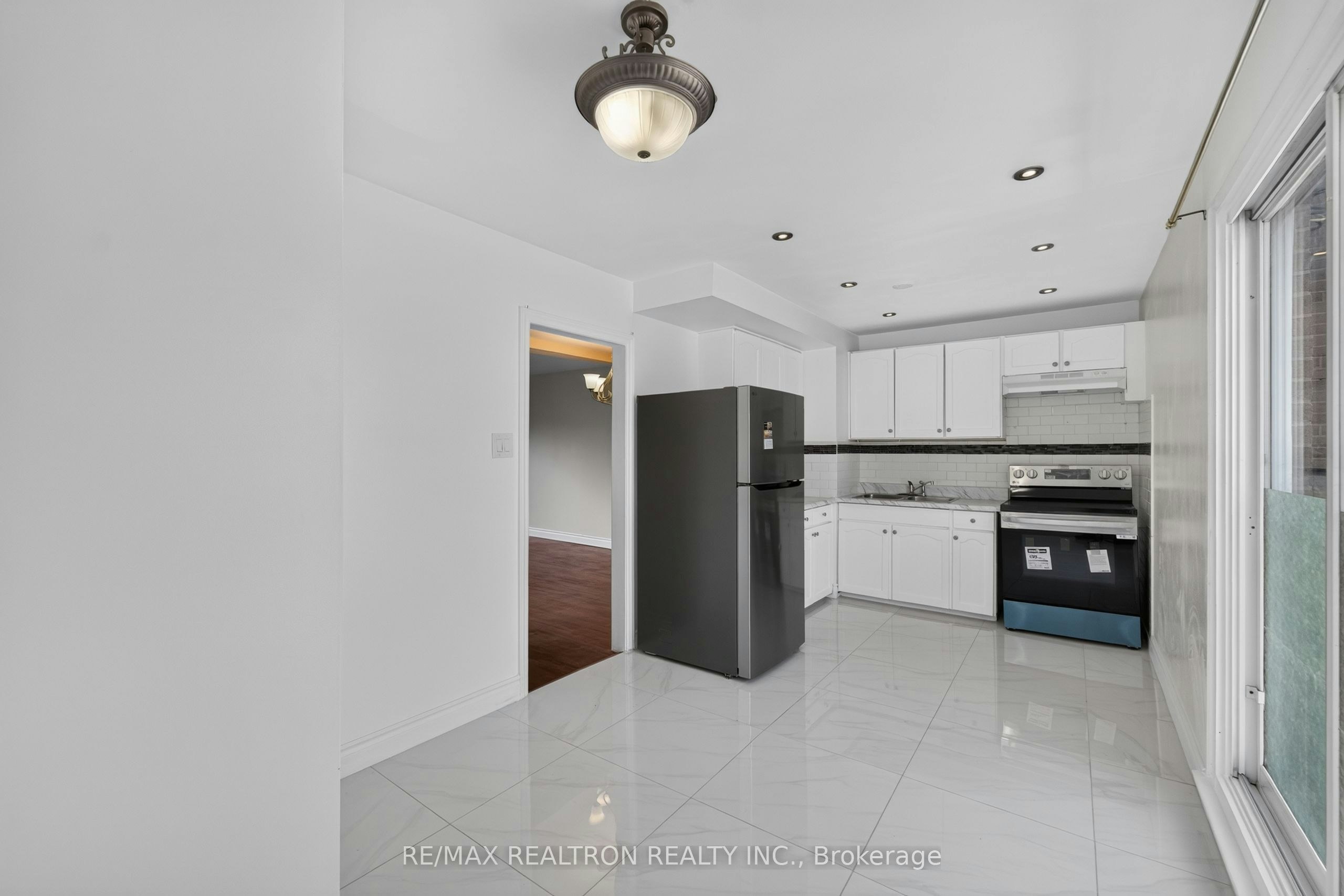 5-6 Sentinel Road, Toronto, ON, M3J 3T7 - 4