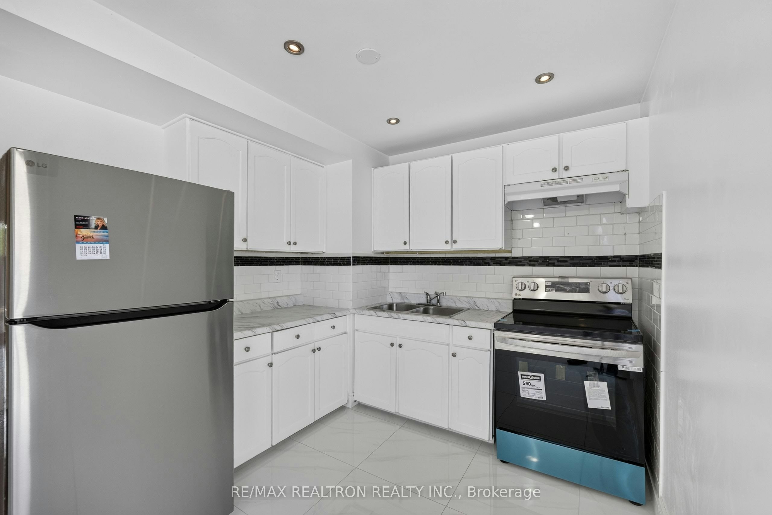 5-6 Sentinel Road, Toronto, ON, M3J 3T7 - 5