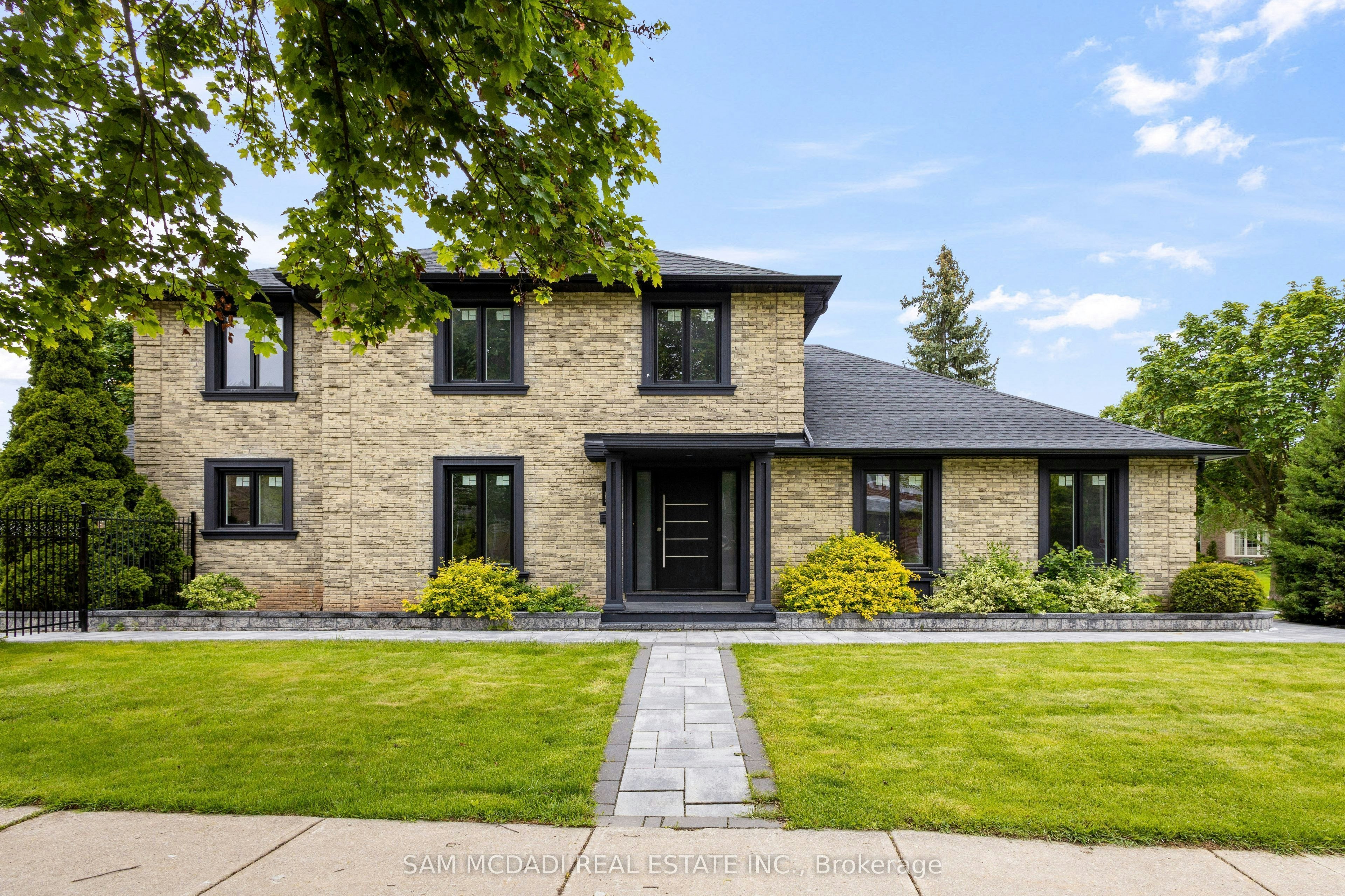 2535 Robin Drive, Mississauga, ON, L5K 2G2