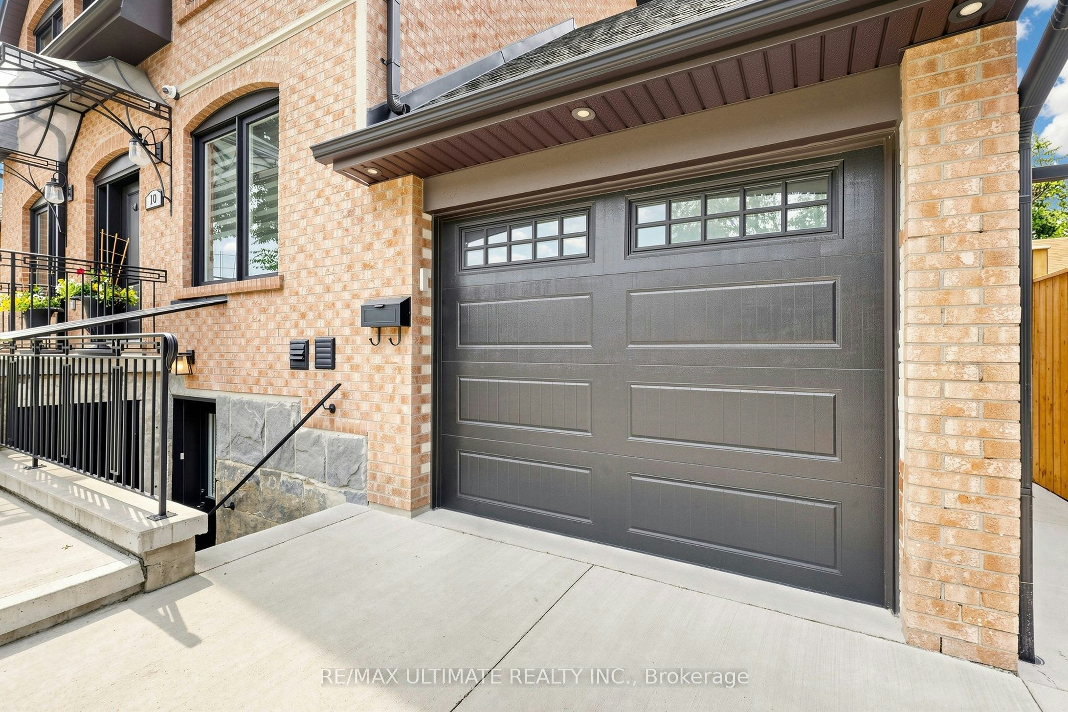 Upper-10 Warbeck Place, Toronto, ON, M9R 3C3