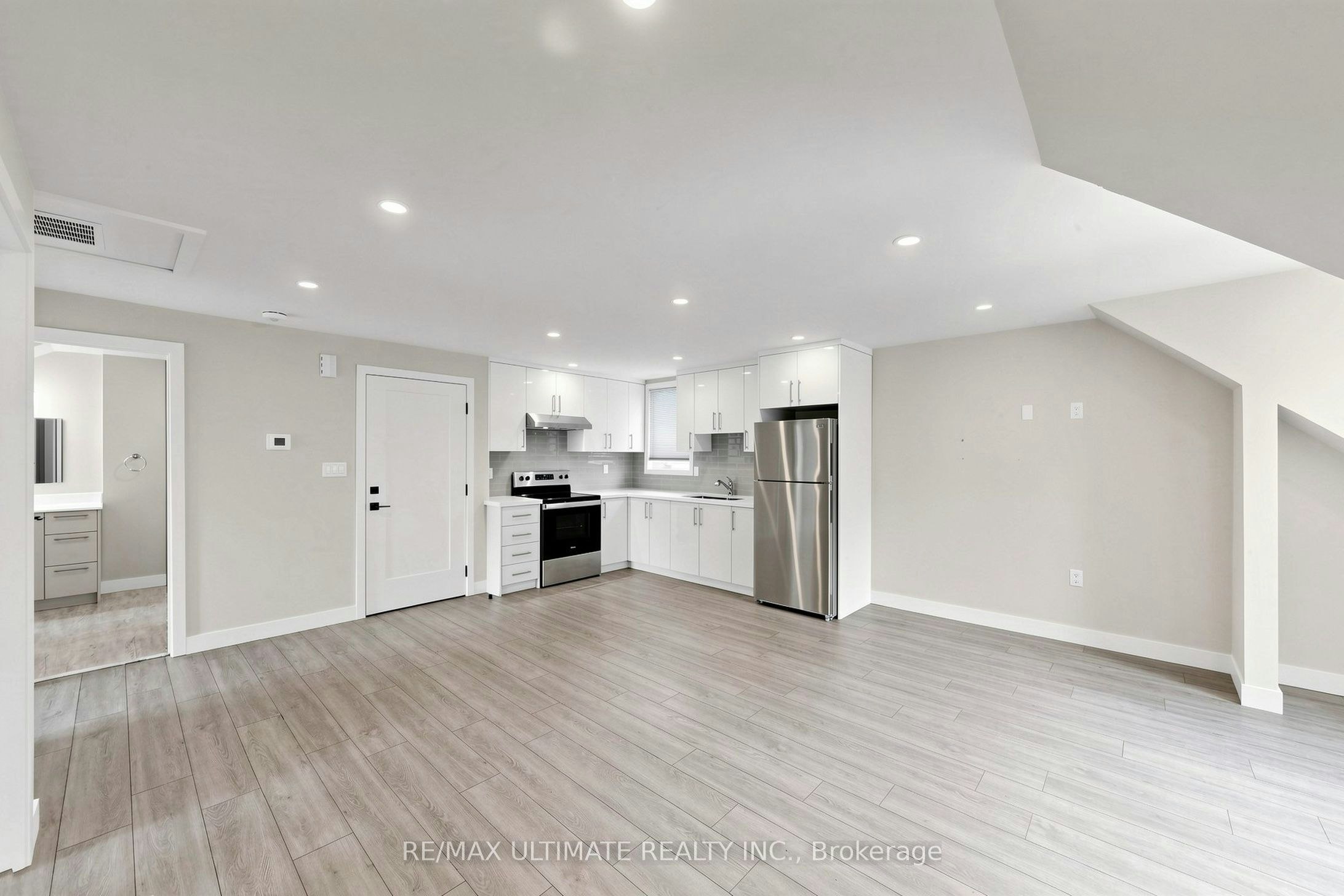 Upper-10 Warbeck Place, Toronto, ON, M9R 3C3 - 3