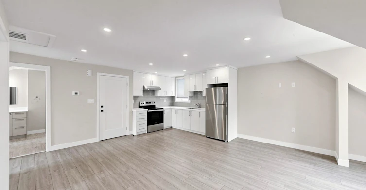 Upper-10 Warbeck Place, Toronto, ON, M9R 3C3 - 3
