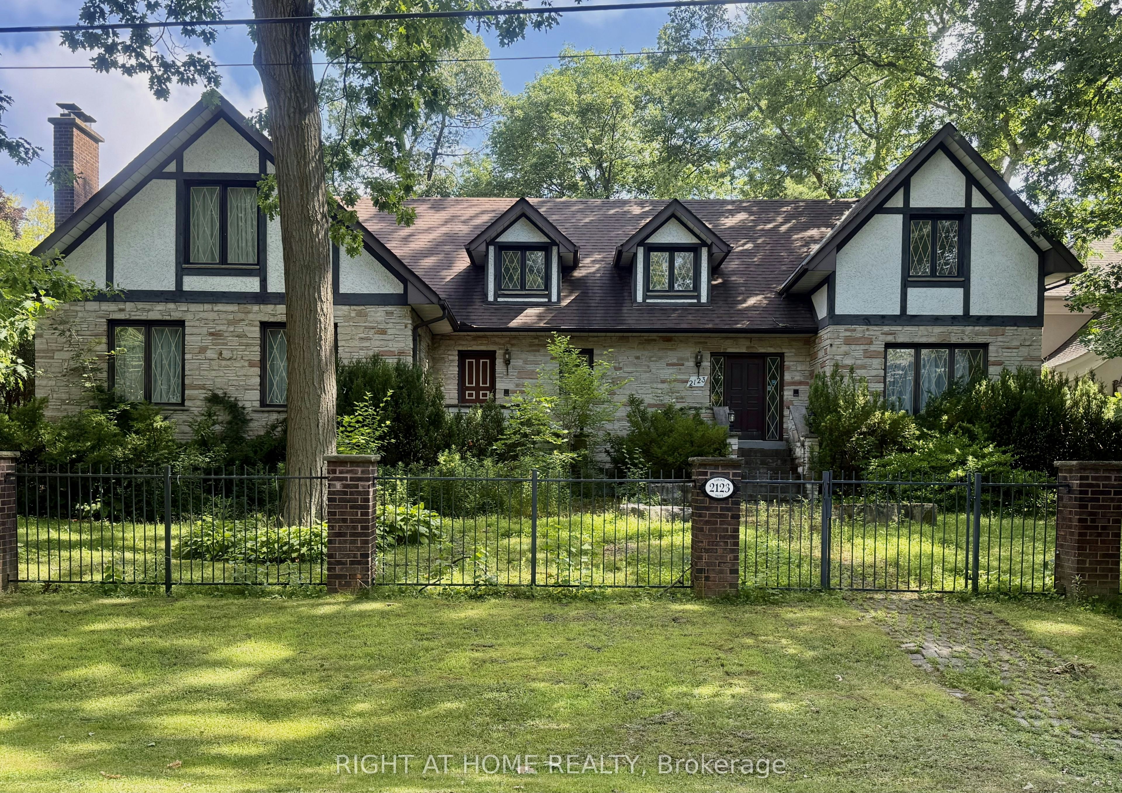 2123 Gordon Drive, Mississauga, ON, L5B 1S6