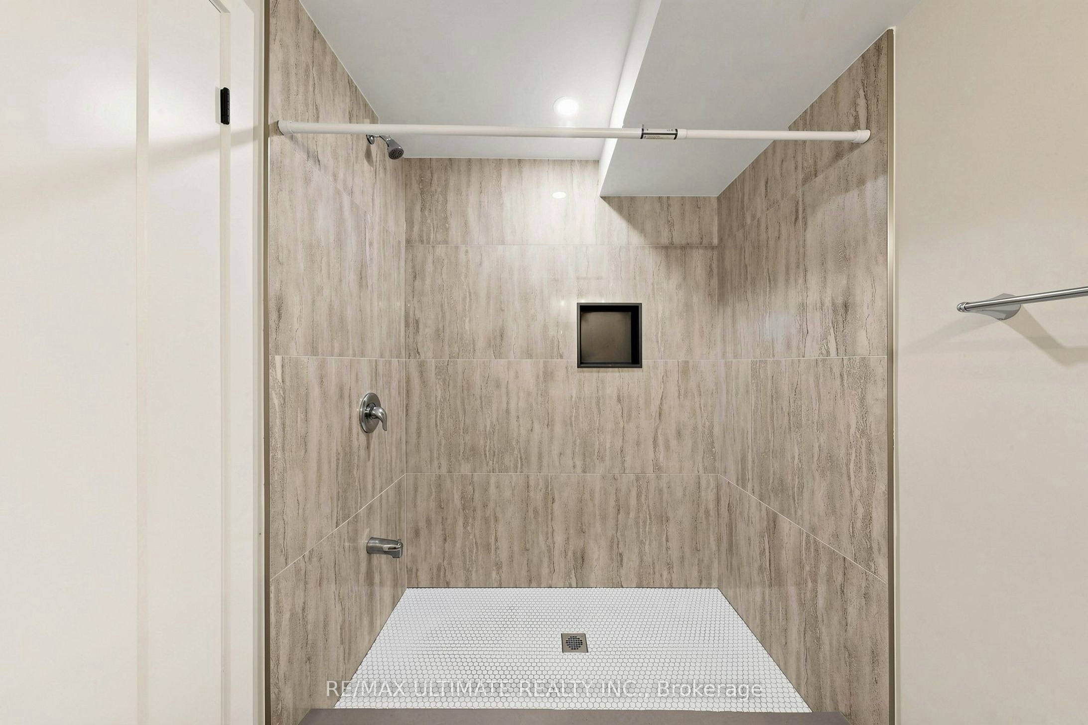 Lower-10 Warbeck Place, Toronto, ON, M9R 3C3 - 14