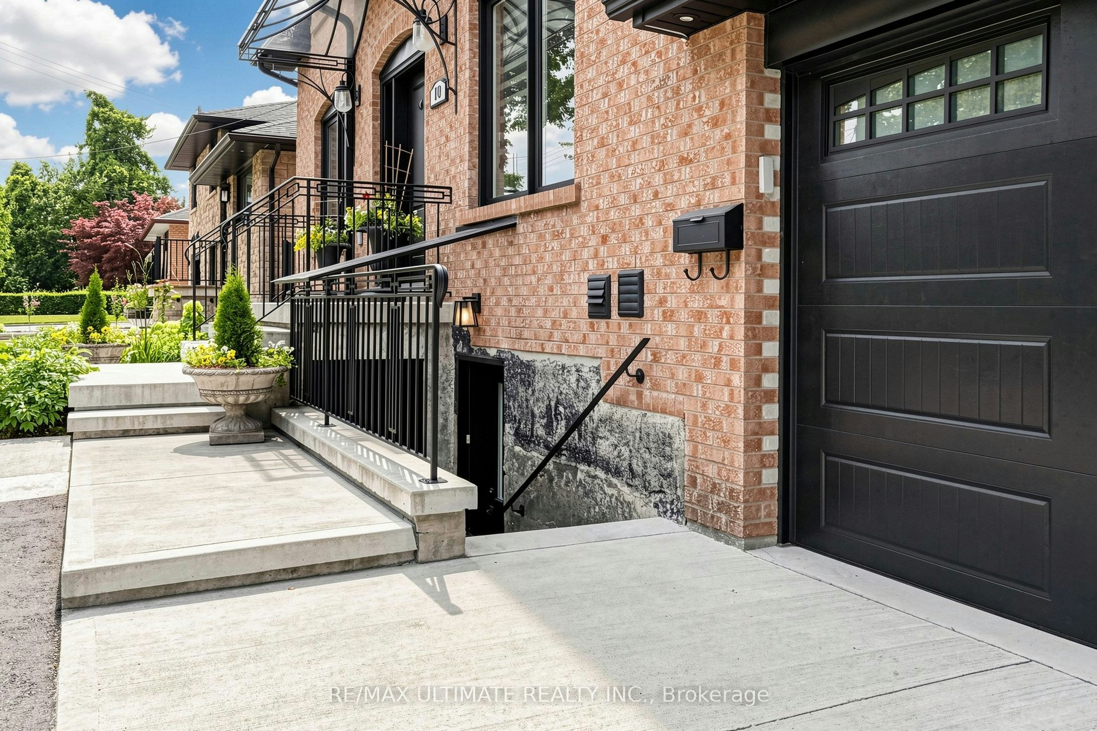 Lower-10 Warbeck Place, Toronto, ON, M9R 3C3