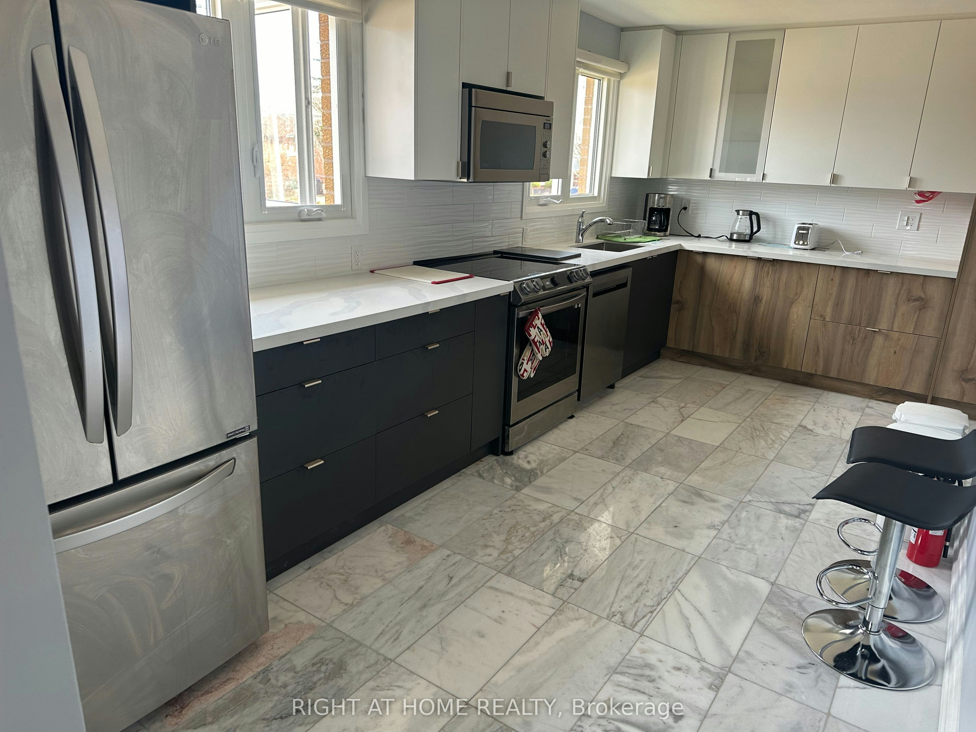 4076 Woodington Drive, Mississauga, ON, L4Z 1K3 - 2