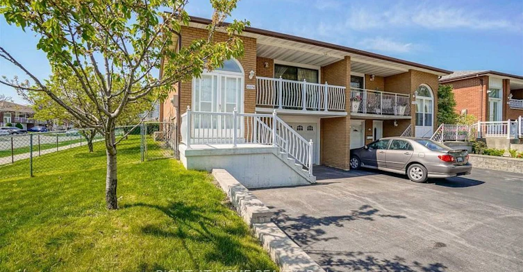 4076 Woodington Drive, Mississauga, ON, L4Z 1K3