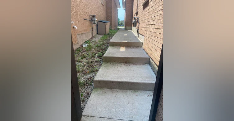 3766 Forest Bluff Crescent, Mississauga, ON, L5N 7T7 - 2