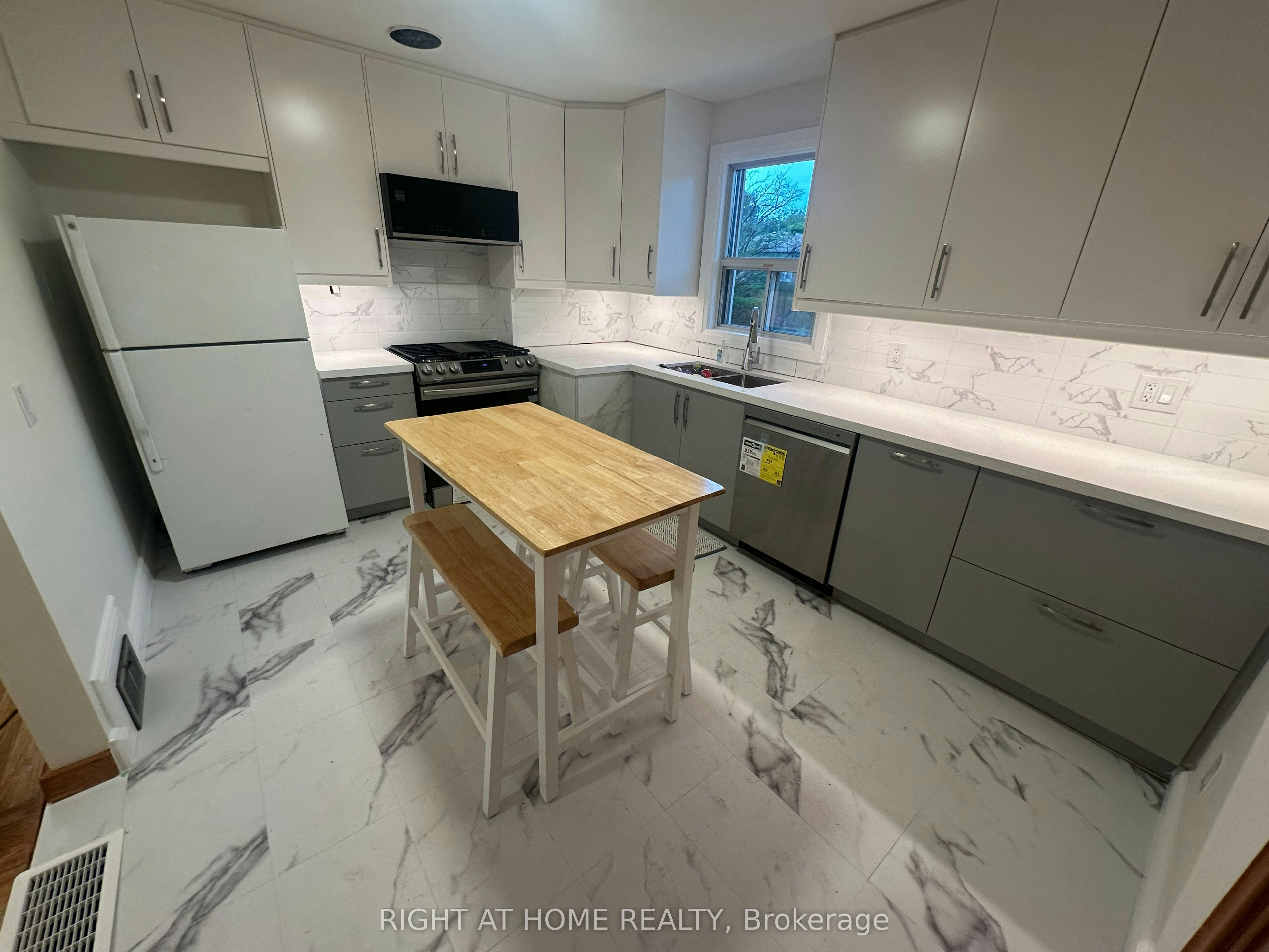 309 Queen Mary Drive, Oakville, ON, L6K 3L5 - 2