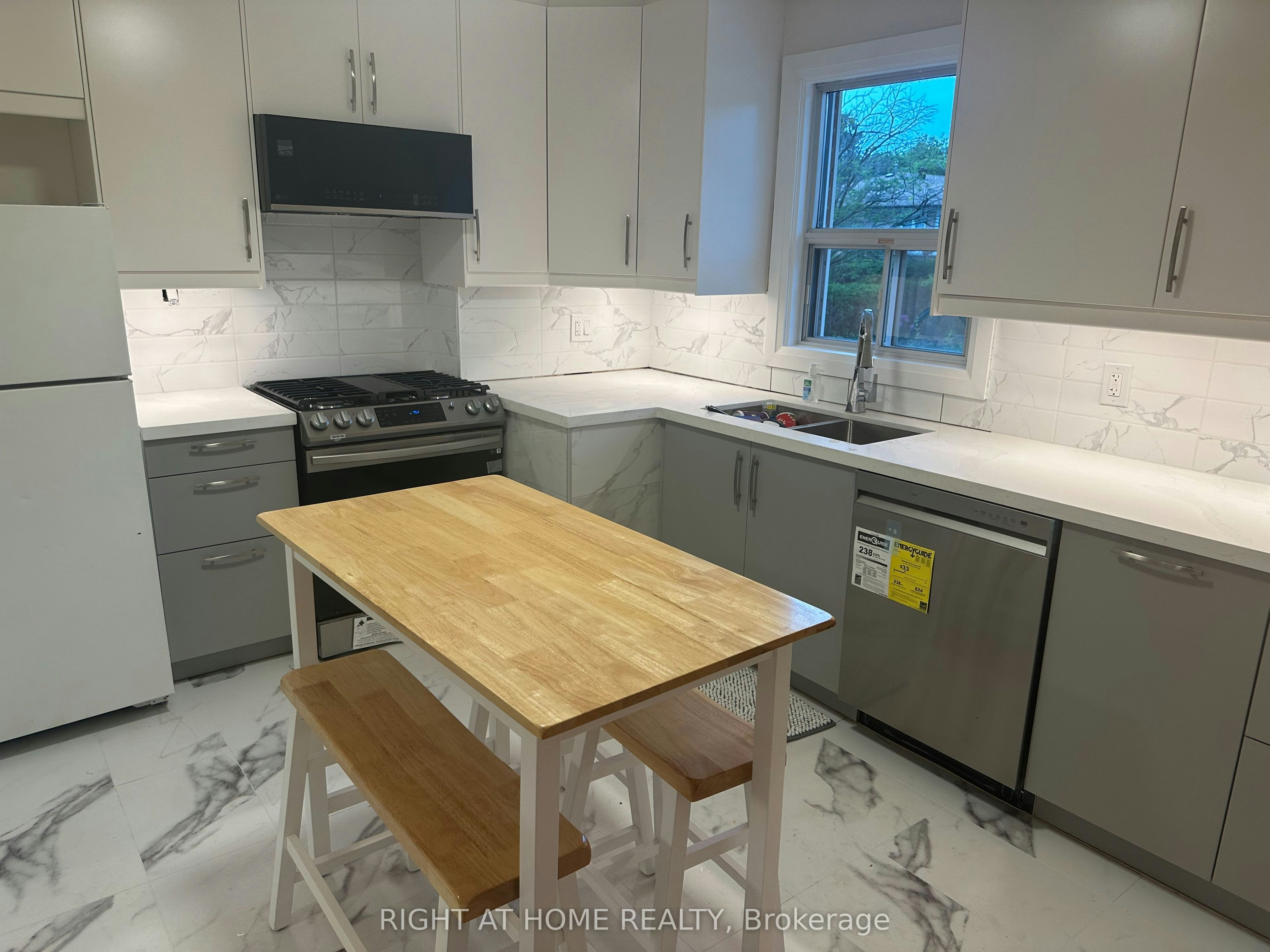 309 Queen Mary Drive, Oakville, ON, L6K 3L5 - 3