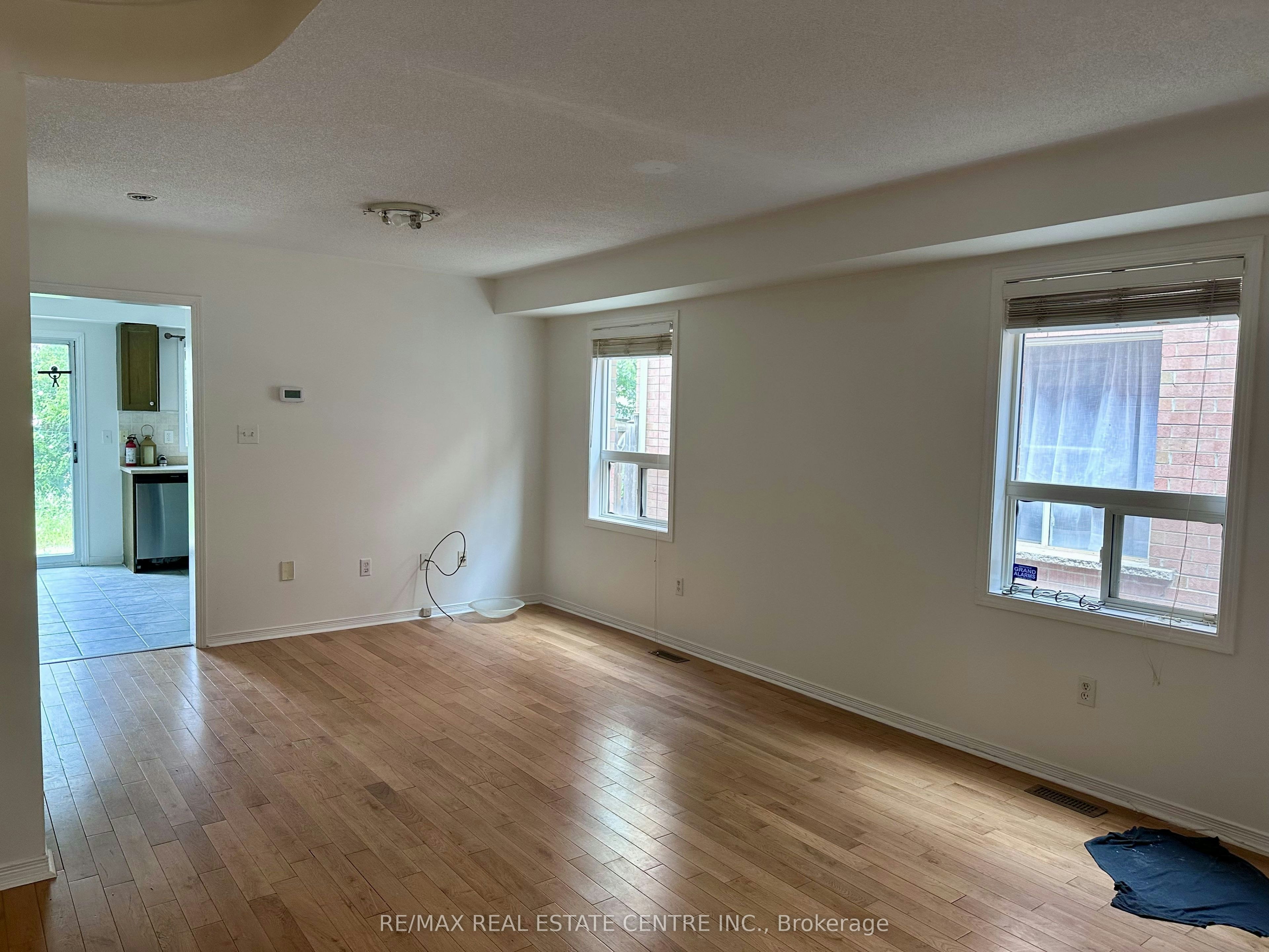 5673 Flora Drive, Burlington, ON, L7L 6X4 - 4