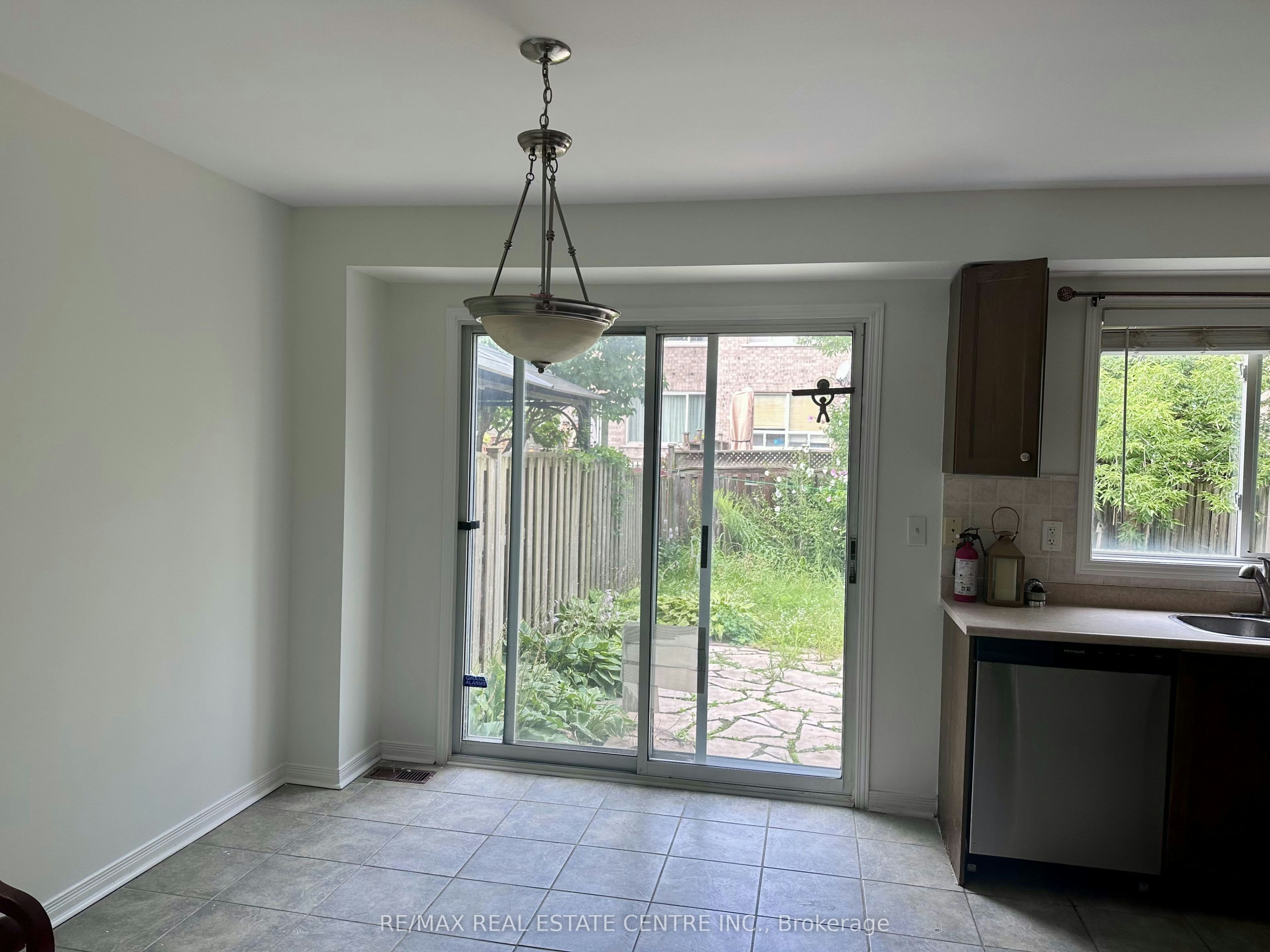 5673 Flora Drive, Burlington, ON, L7L 6X4 - 6