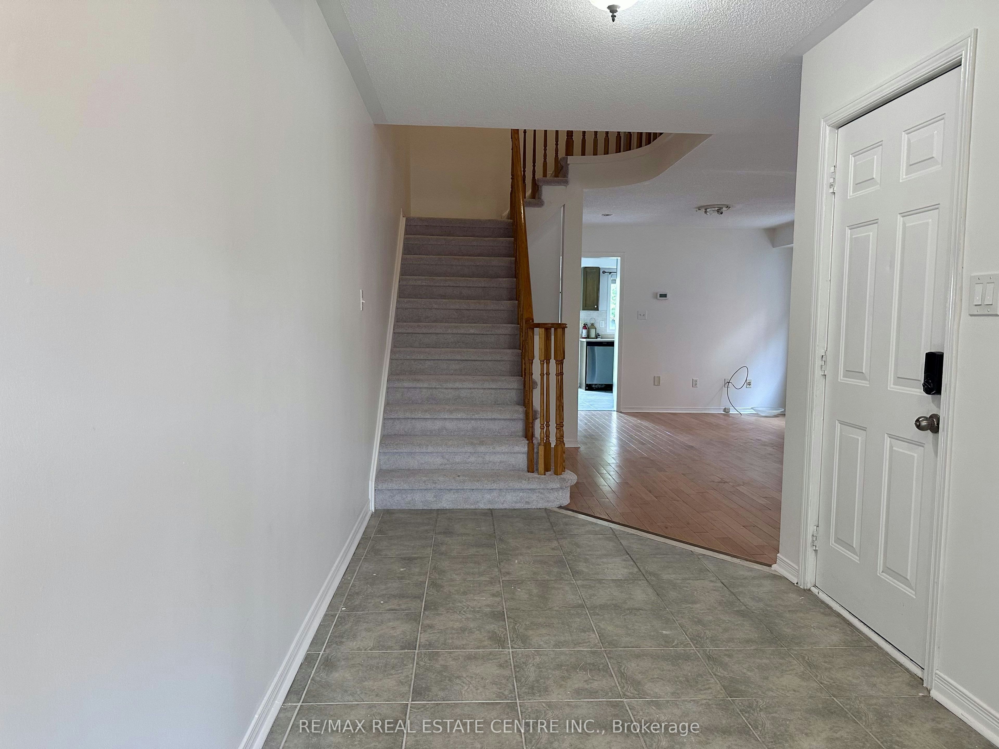 5673 Flora Drive, Burlington, ON, L7L 6X4 - 2