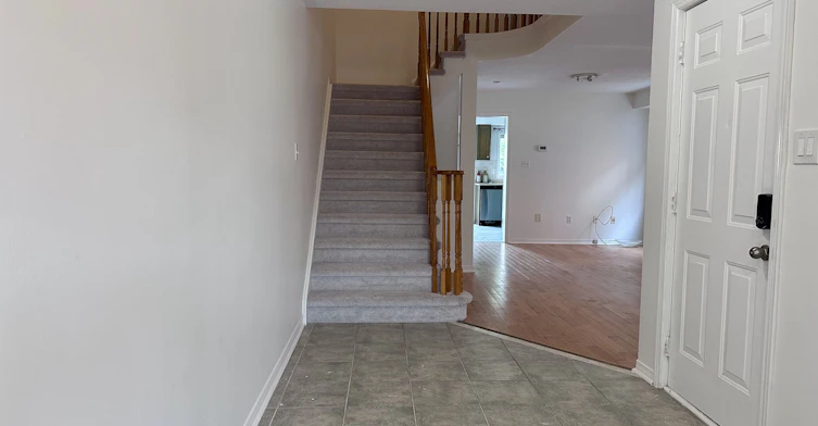 5673 Flora Drive, Burlington, ON, L7L 6X4 - 2