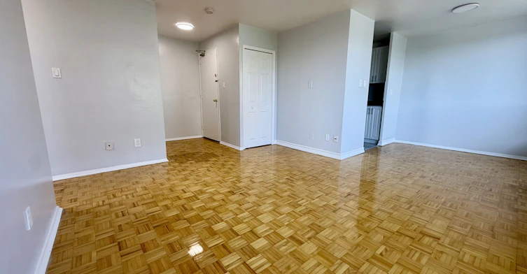 410-363 Lakeshore Road E, Mississauga, ON, L5G 1H7 - 2