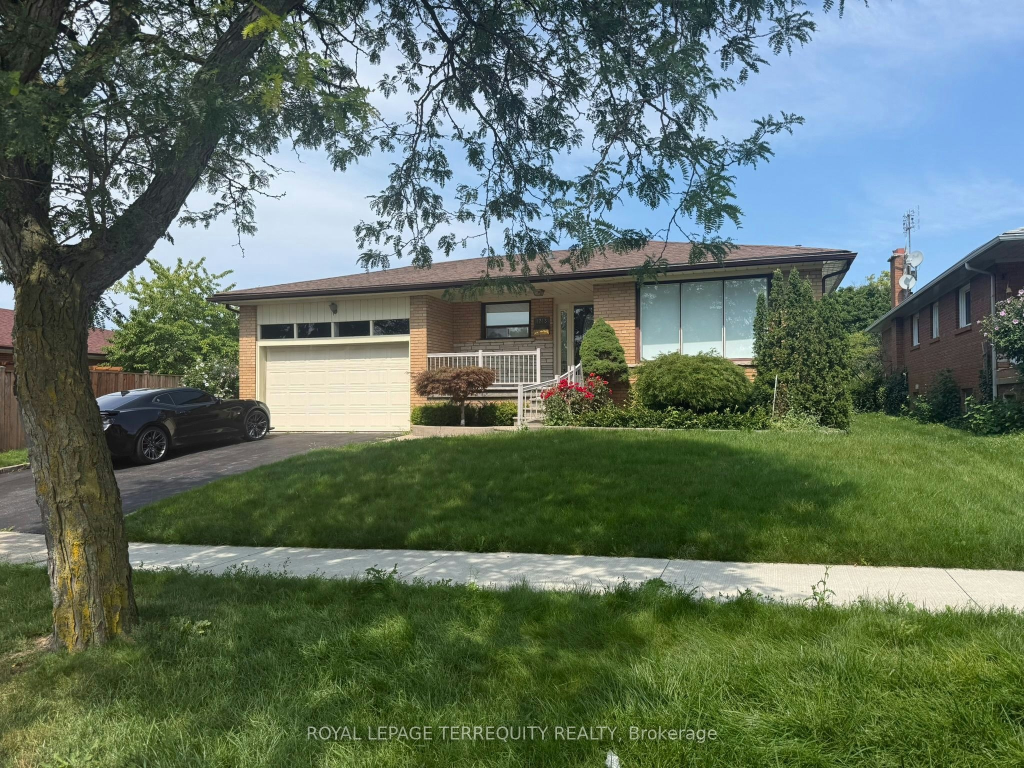 1213 Shamir Crescent, Mississauga, ON, L5C 1L2