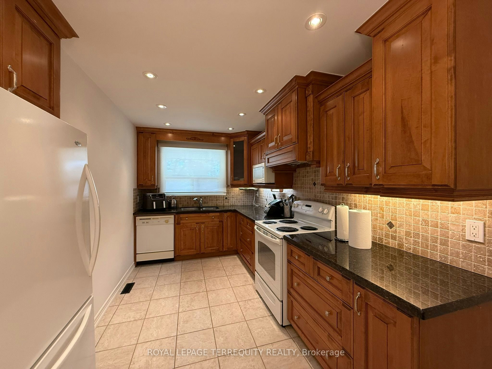 1213 Shamir Crescent, Mississauga, ON, L5C 1L2 - 3