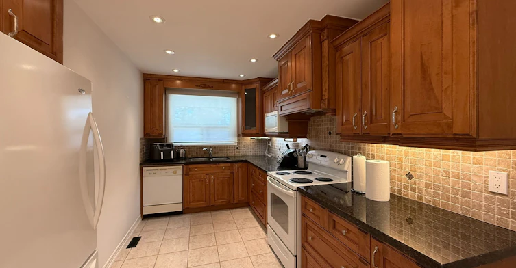 1213 Shamir Crescent, Mississauga, ON, L5C 1L2 - 3