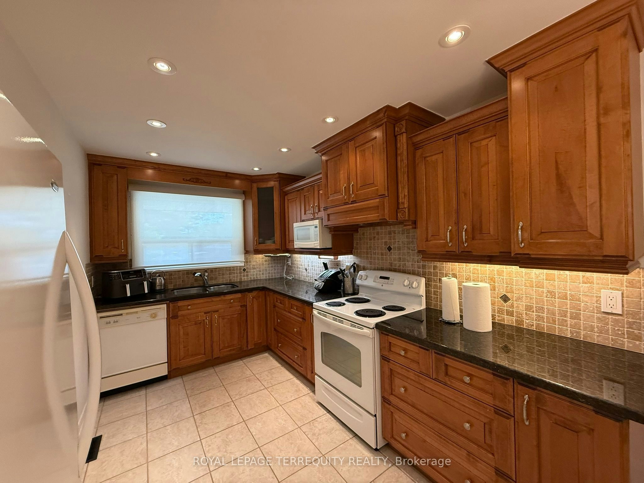 1213 Shamir Crescent, Mississauga, ON, L5C 1L2 - 4